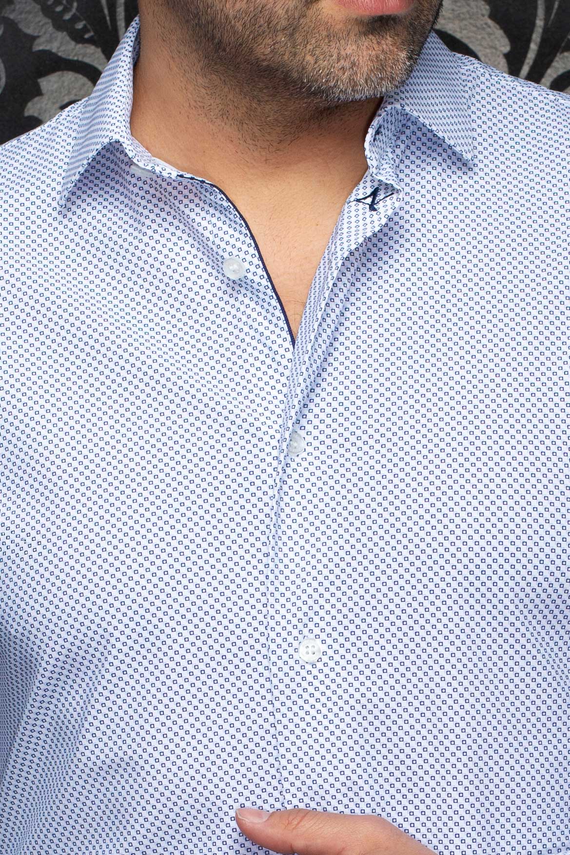 Gros plan de la chemise de performance bleue pâle à motif avec passepoil foncé, boutons et col évasé pour homme par Au Noir