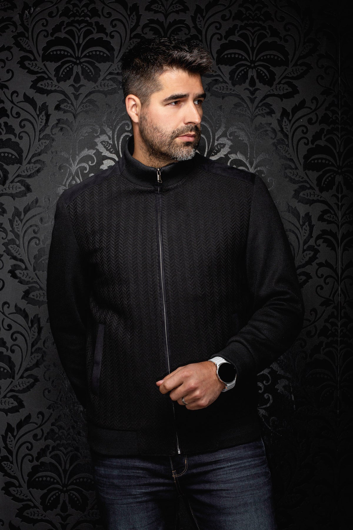 Sur mannequin de face, le coupe-vent mi-saison style bomber bomber noire zippé, col montant pour homme par Au Noir