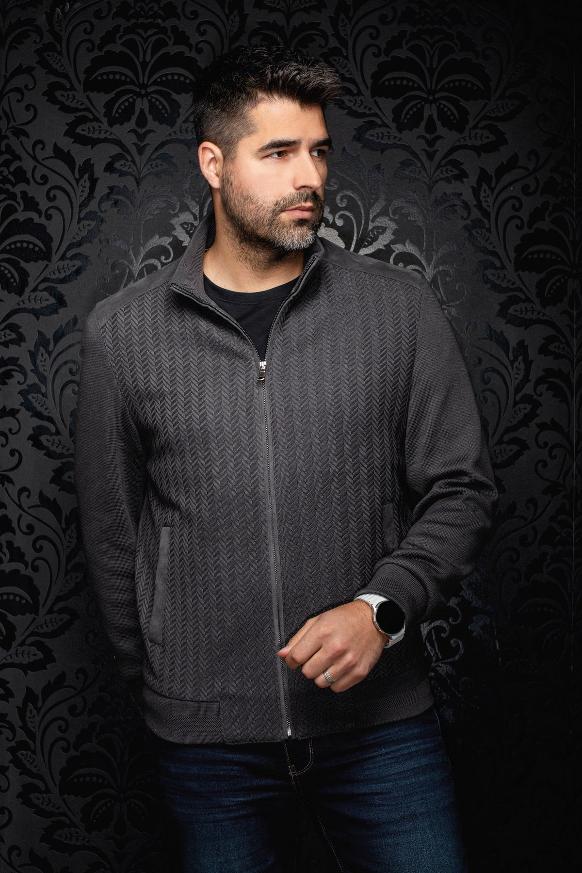 Sur mannequin de face, le coupe-vent mi-saison style bomber zippé gris charbon avec panneaux chevrons pour homme par Au Noir