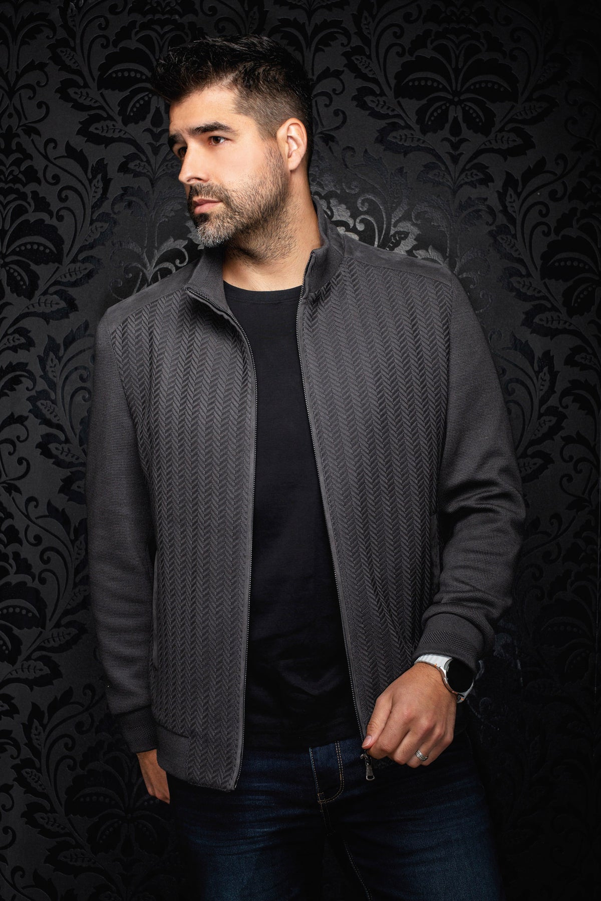 Sur mannequin de face, le coupe-vent mi-saison style bomber zippé gris charbon, devant ouvert pour homme par Au Noir