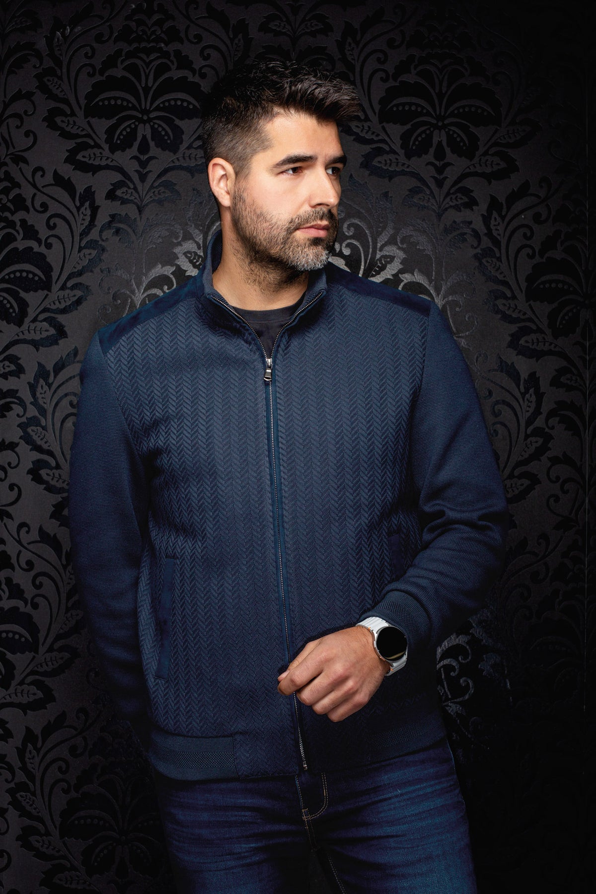 Sur mannequin de face, le coupe-vent mi-saison style bomber bomber bleu marine zippé pour homme par Au Noir