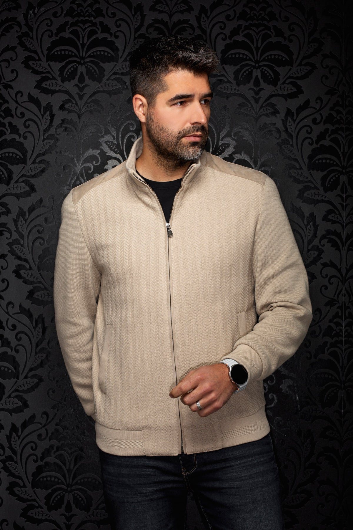 Sur mannequin de face, le coupe-vent mi-saison style bomber bomber beige zippé avec col montant pour homme par Au Noir