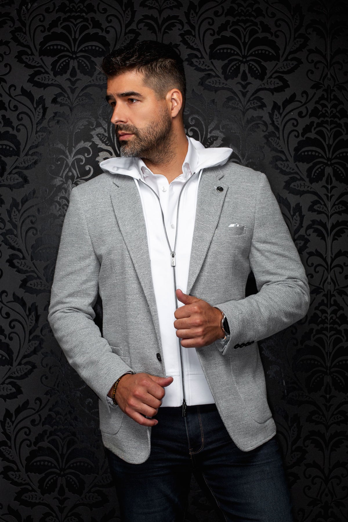 Vue de face d’un veston gris pâle texturé avec pochette, boutons noirs et revers crantés pour homme par Au Noir