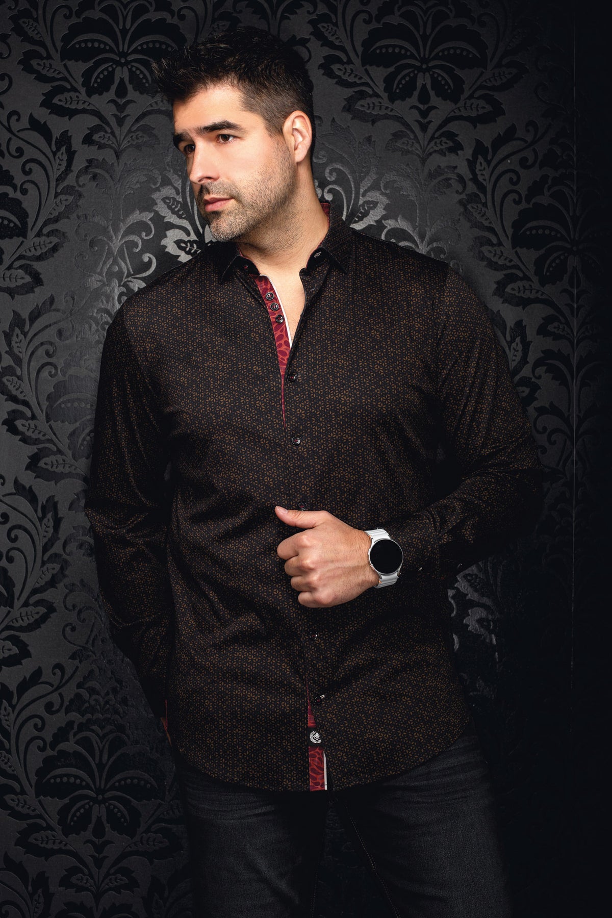 Chemise noire à micro motif brun avec patte intérieure rouge visible pour homme par Au Noir, vue de face sur modèle