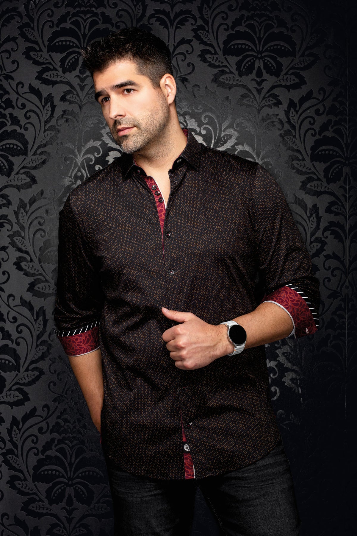 Chemise noire à micro motif brun avec poignets roulés rouges et rayés pour homme par Au Noir, vue de face