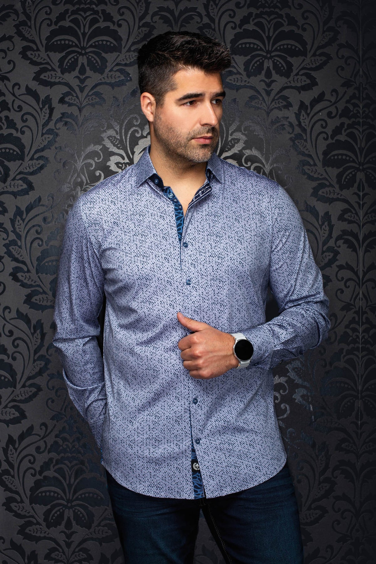 Chemise boutonnée bleu pâle à motif, vue de face avec patte contrastante foncée et manches longues pour homme par Au Noir
