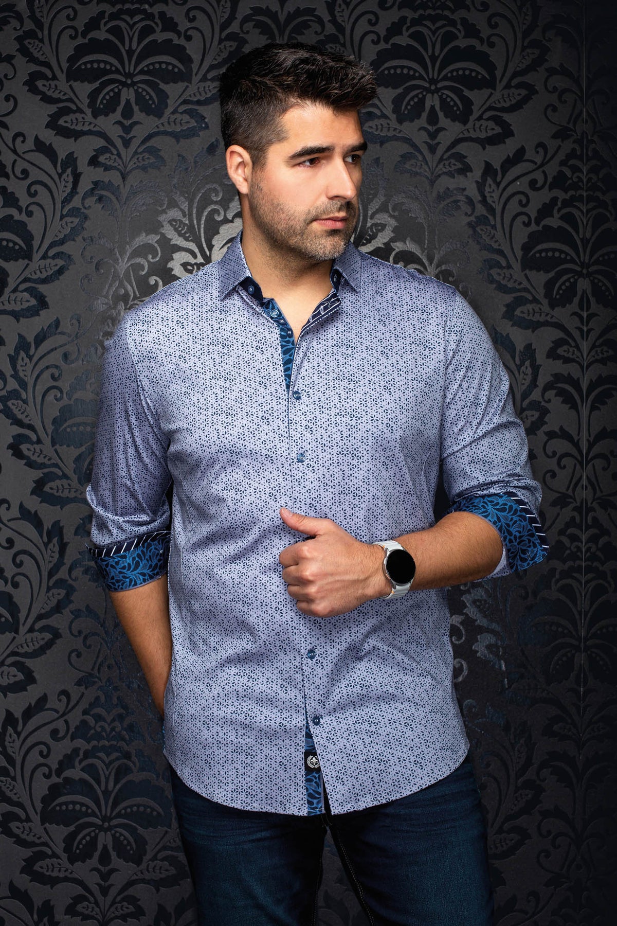 Chemise boutonnée bleu pâle à motif, vue de face avec poignets bleus contrastants et manches roulées pour homme par Au Noir