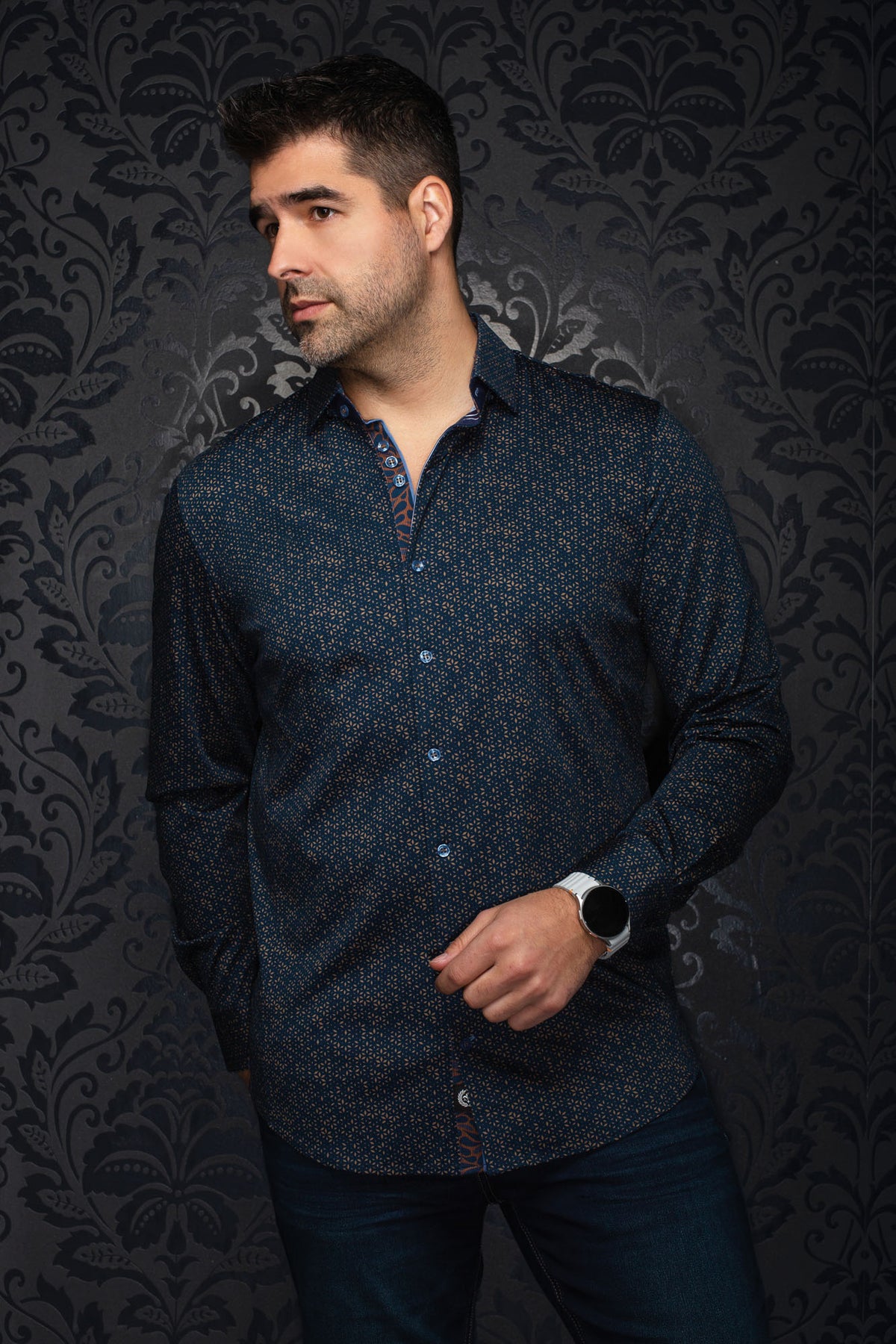 Chemise boutonnée bleu marine à motif avec patte orange et manches longues pour homme par Au Noir, vue de face