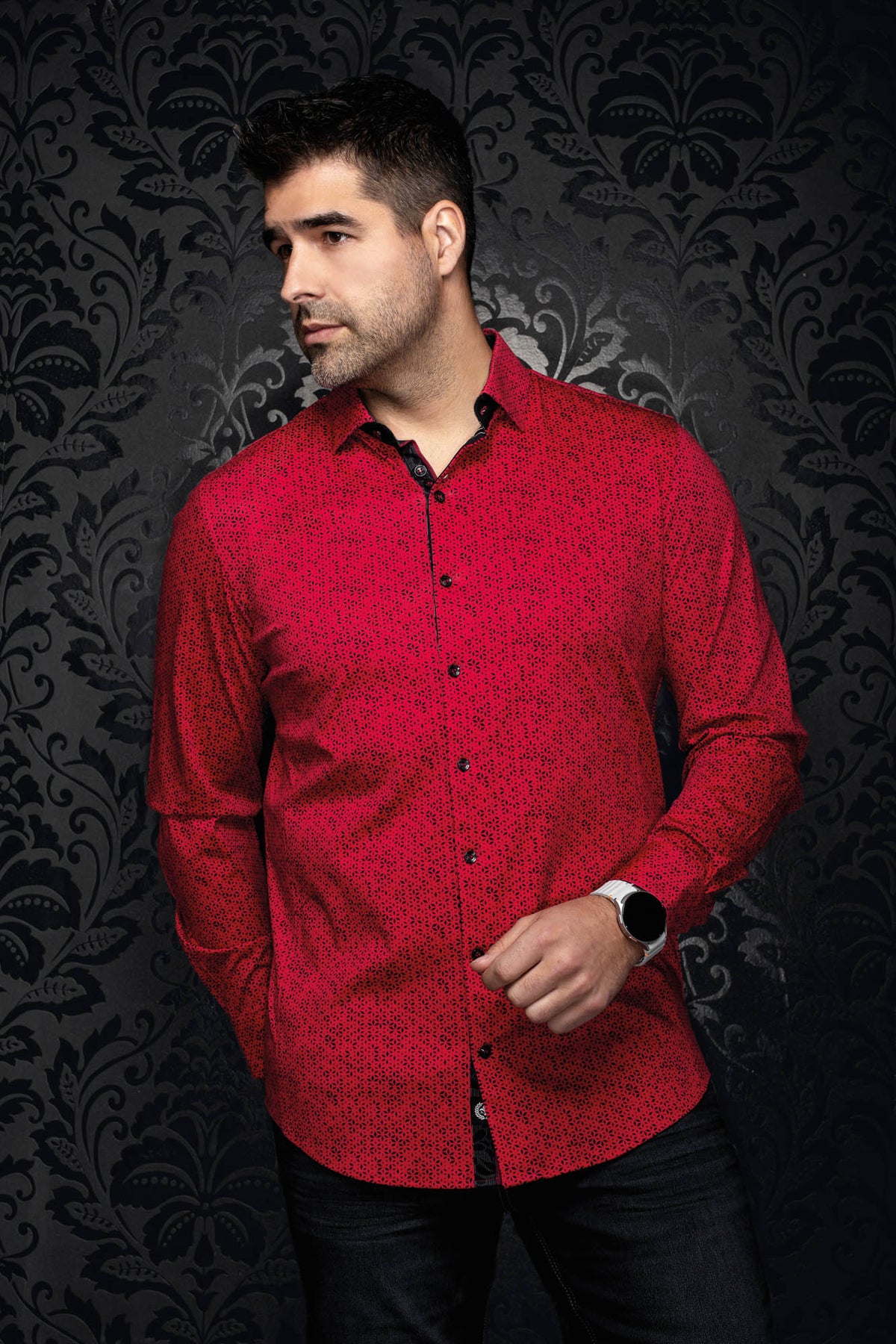 Vue de face d’une chemise rouge à micro-imprimé géométrique noir, garnitures noirs et boutons pour homme par Au Noir