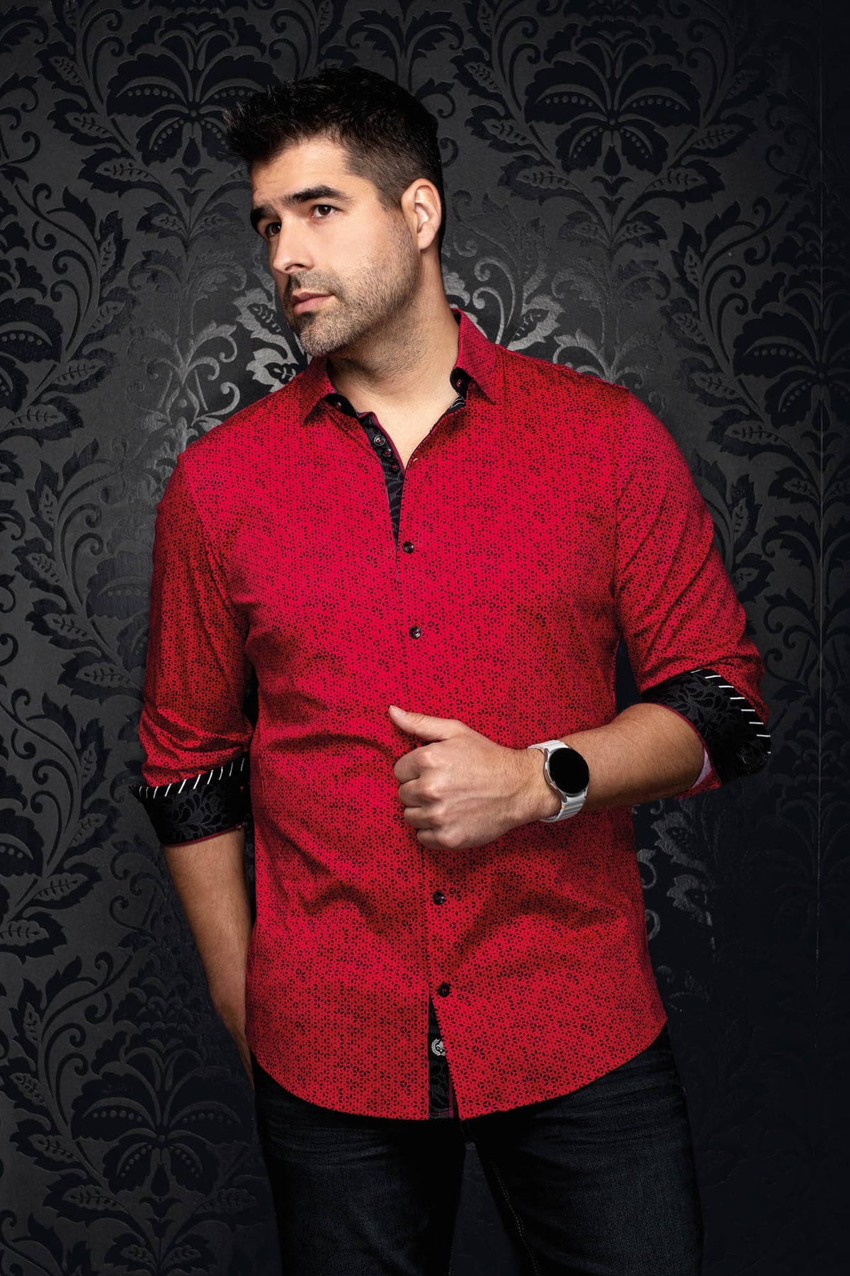 Chemise rouge à micro-imprimé noir et poignets contrastants roulés pour homme par Au Noir, vue avant en angle