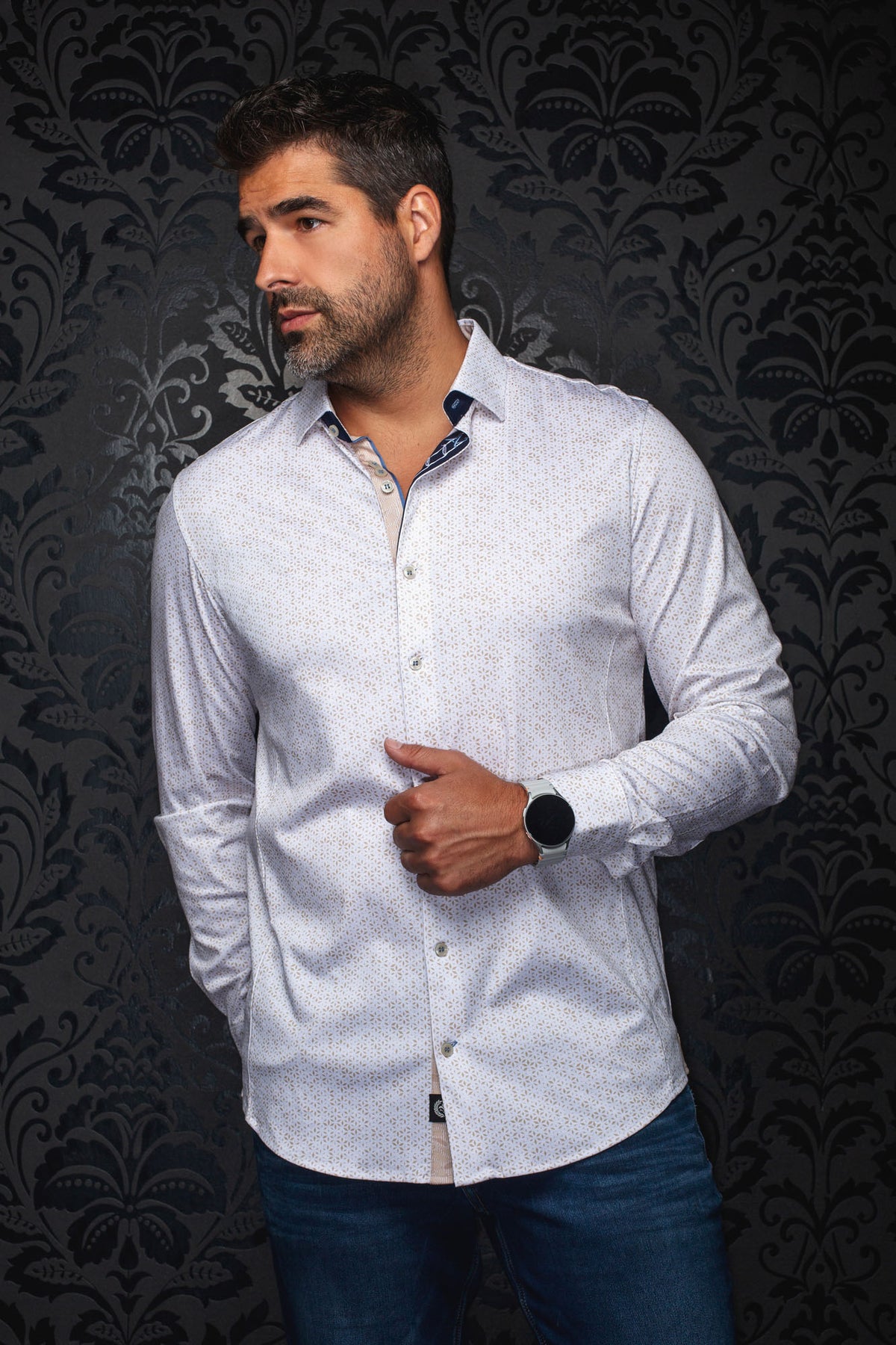Sur mannequin de face, la chemise blanche à manches longues avec petit motif beige pour homme par Au Noir