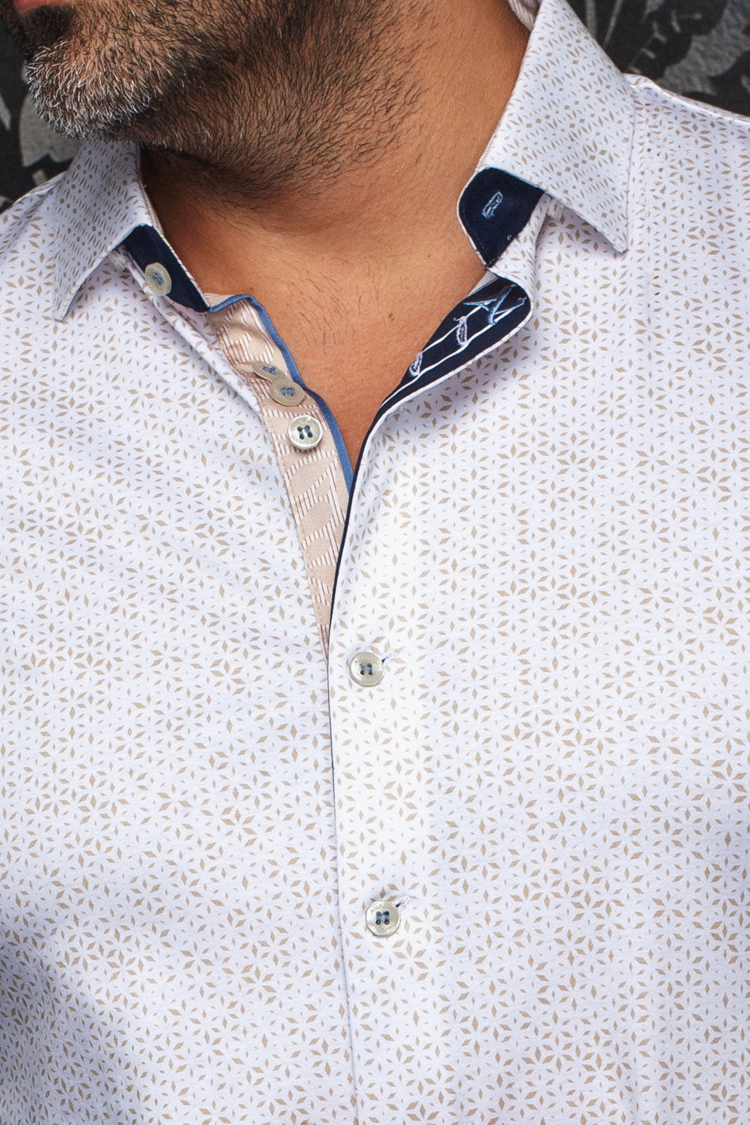 Gros plan du col de la chemise blanche à motif avec beige et détails contrastants marine pour homme par Au Noir