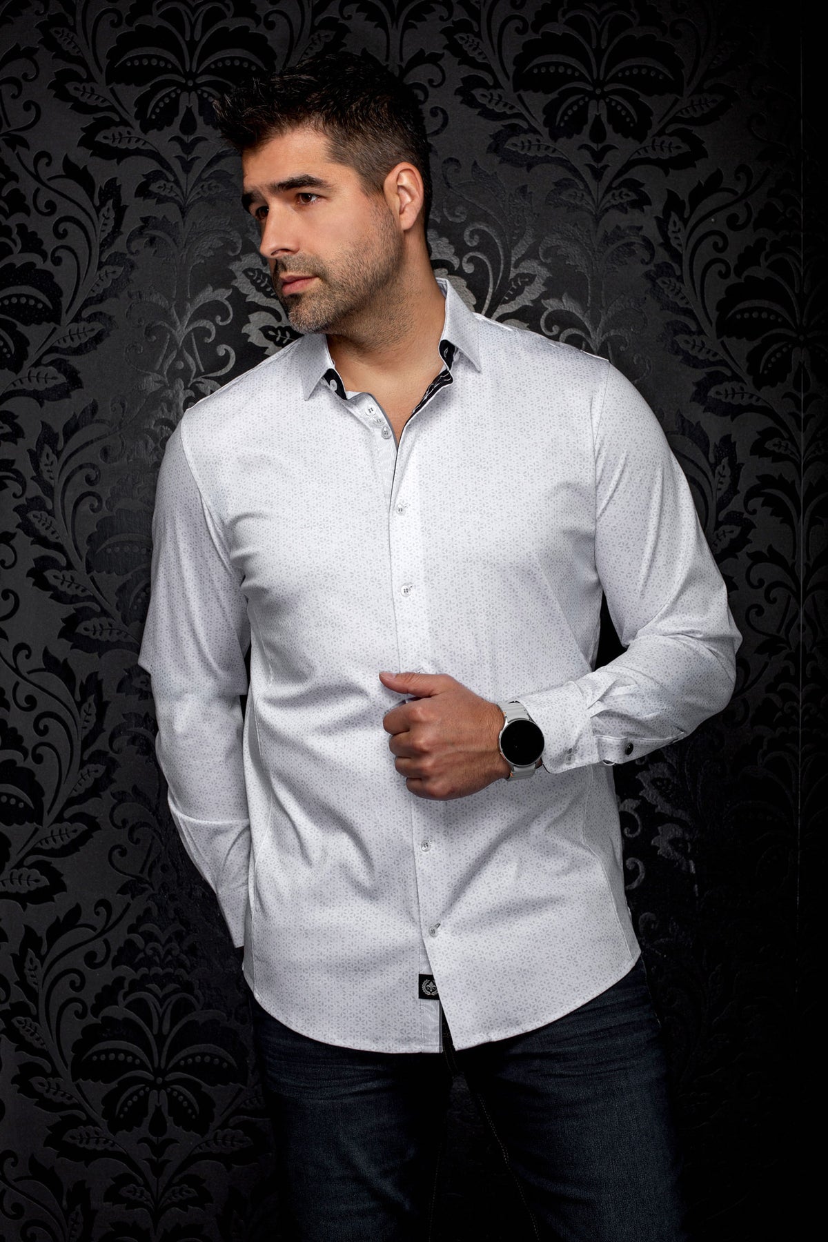 Chemise blanche à manches longues, imprimé gris discret et garniture noire pour homme par Au Noir, vue avant sur modèle