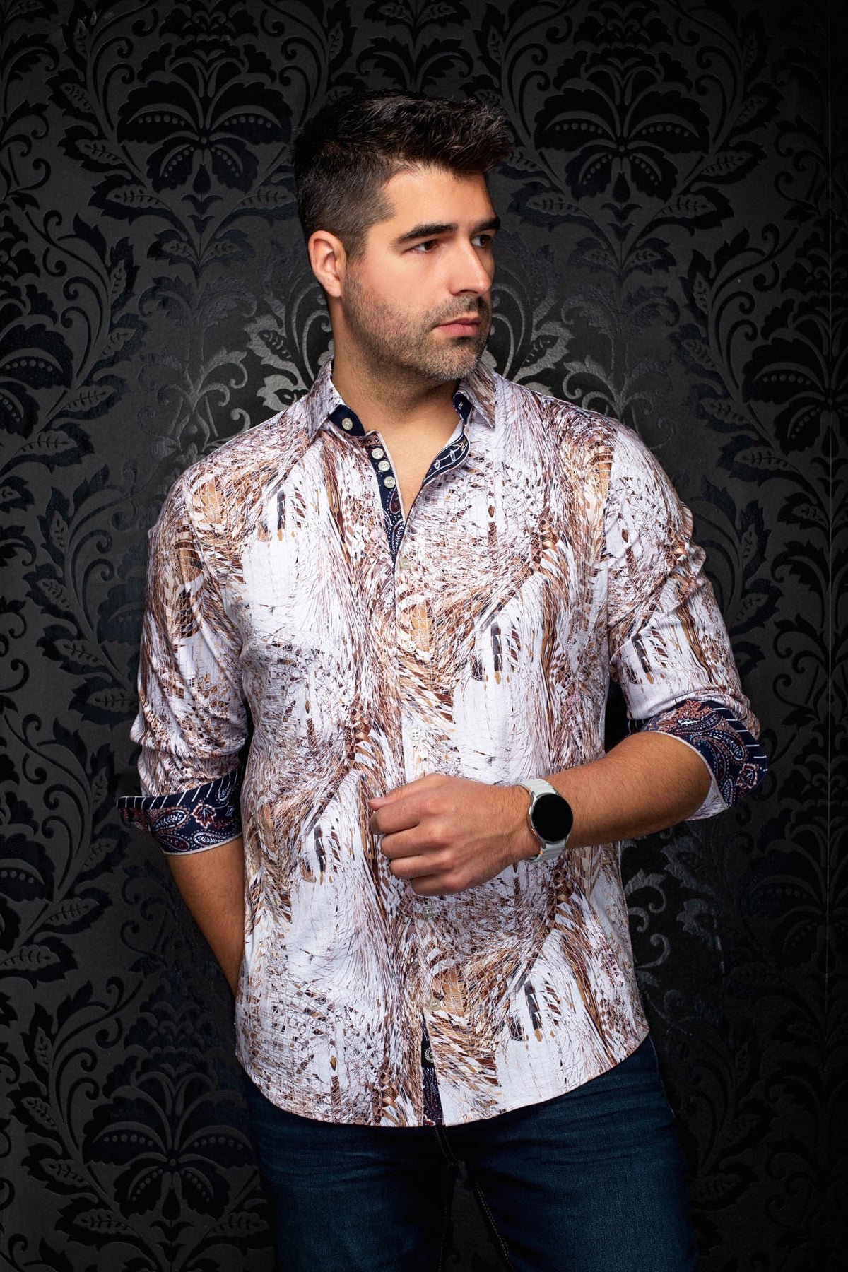 Sur mannequin de face, la chemise boutonnée blanche et brune à poignets bleu marine pour homme par Au Noir