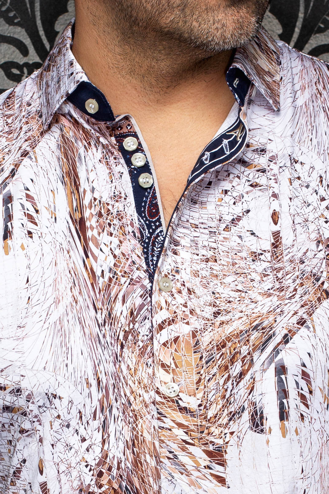 Gros plan du col de chemise blanche et brun à motif avec boutons pâles et patte bleu marine pour homme par Au Noir