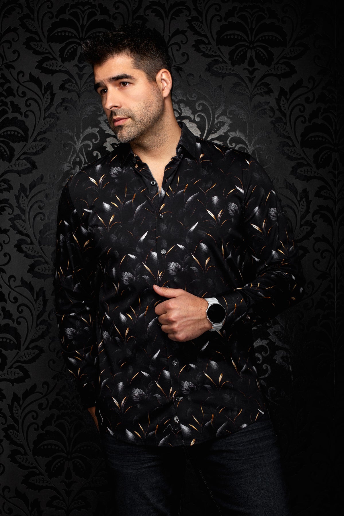 Chemise noire boutonnée à fleurs grises et accents de feuilles orange pour homme par Au Noir, vue de face