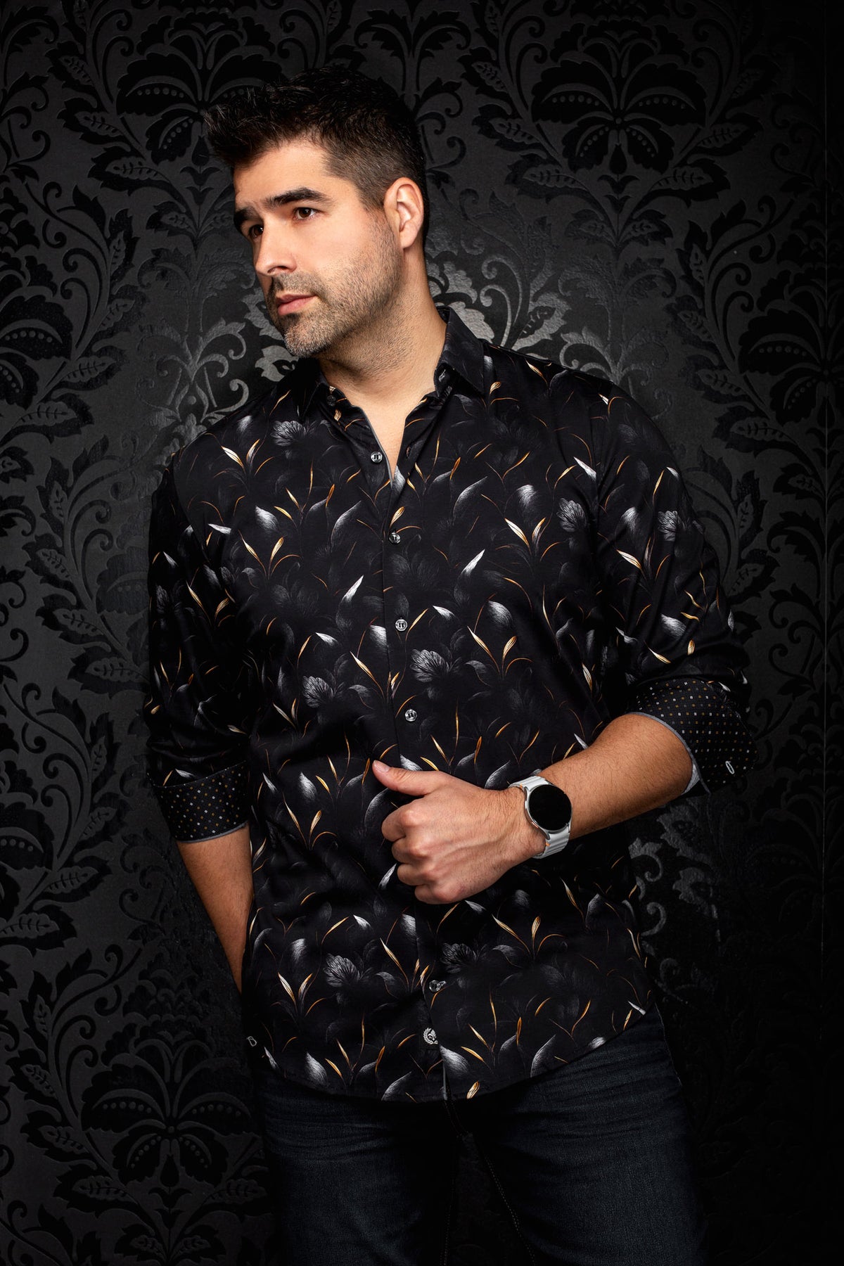 Chemise noire fleurie avec poignets roulés et accents de feuilles orange pour homme par Au Noir, vue en angle