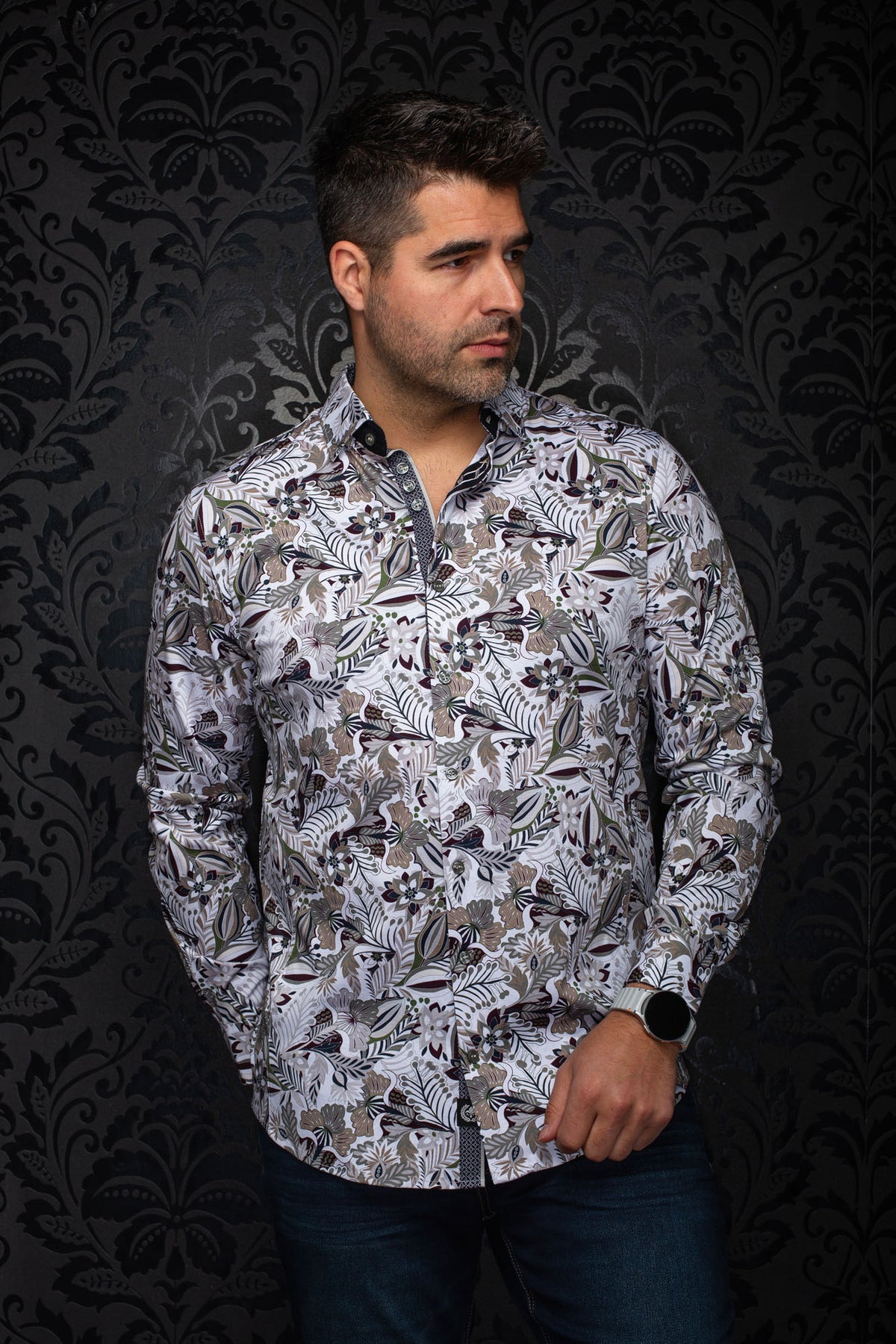 Chemise blanche florale à boutons, avec col, poignets et ourlet arrondi pour homme par Au Noir, vue avant