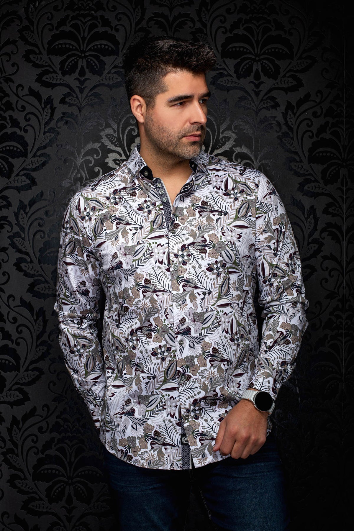 Vue avant d’une chemise blanche florale à boutons, patte contrastante foncée et manches longues pour homme par Au Noir