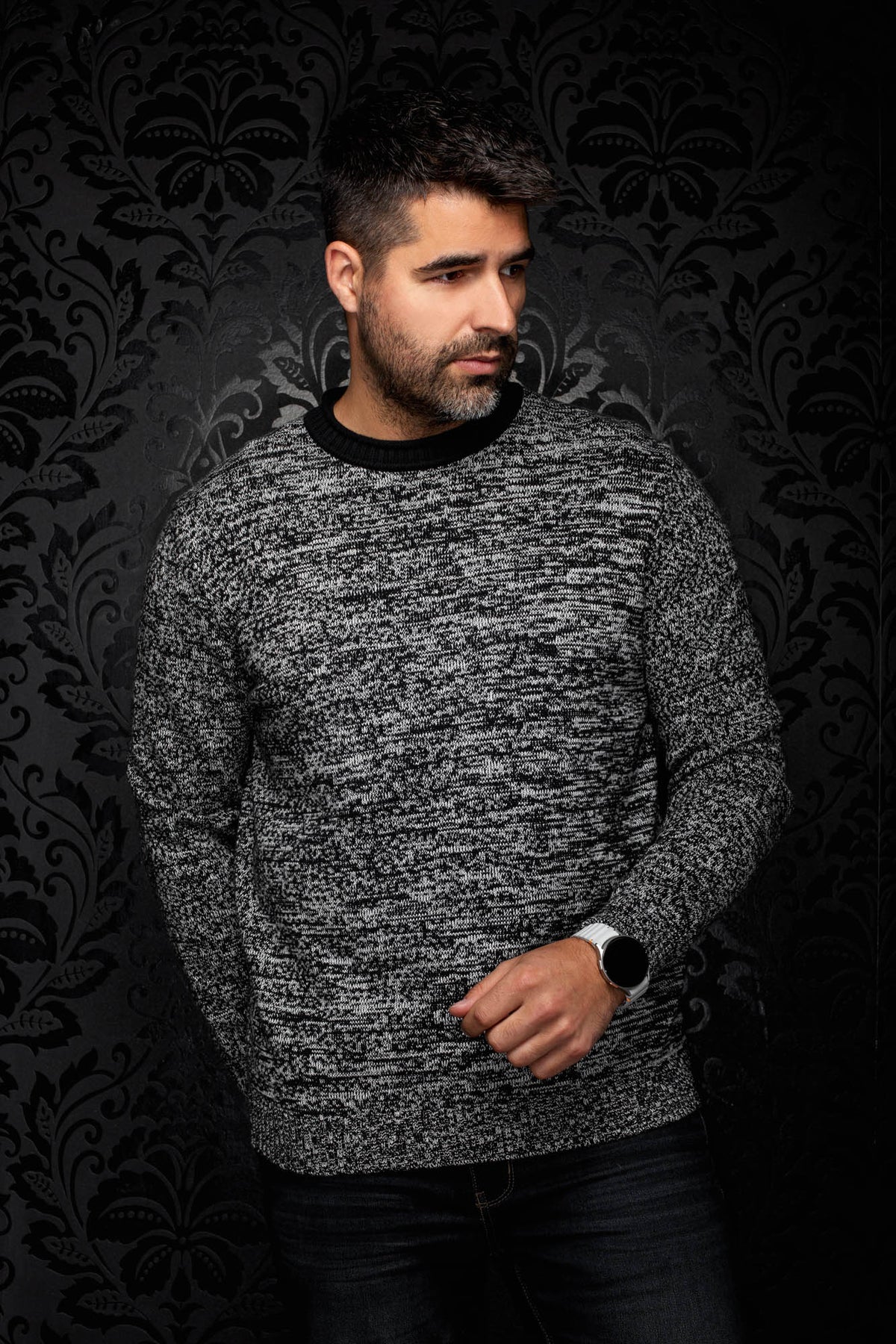 Chandail en cachemire en tricot gris chiné à col rond avec bordures côtelées noires pour homme par Au Noir, vue de face
