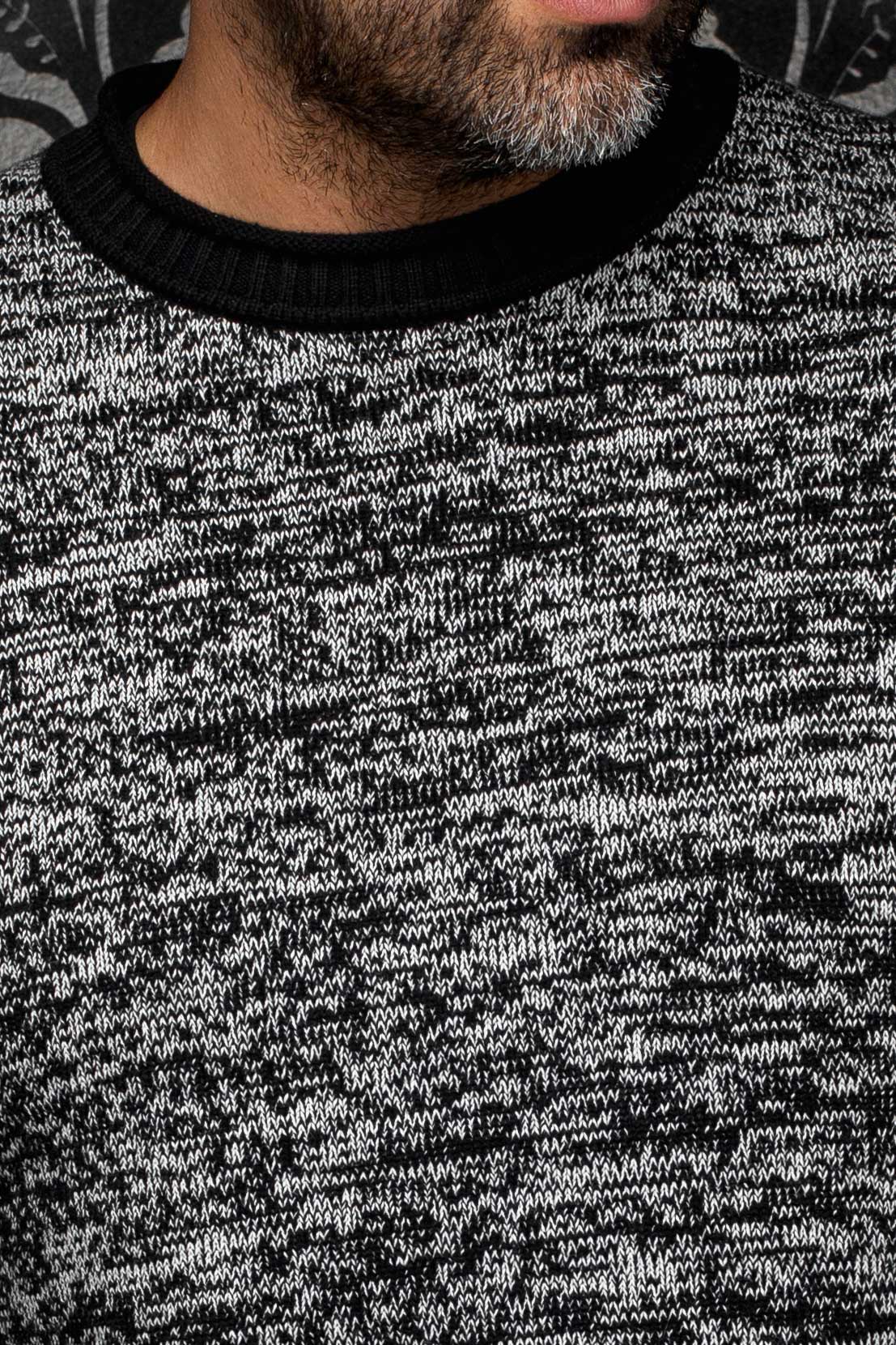 Chandail en cachemire en tricot gris chiné avec la maille et le col rond côtelé noir pour homme par Au Noir, en gros plan