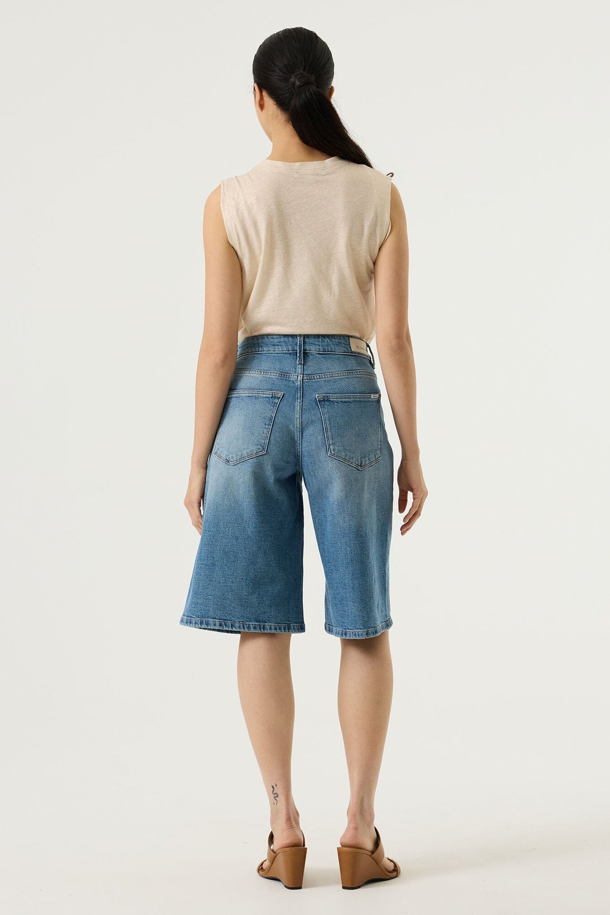 Bermuda denim pour femme par Garcia | P260346 Délavage Moyen | Boutique Vvög, vêtements mode pour homme et femme