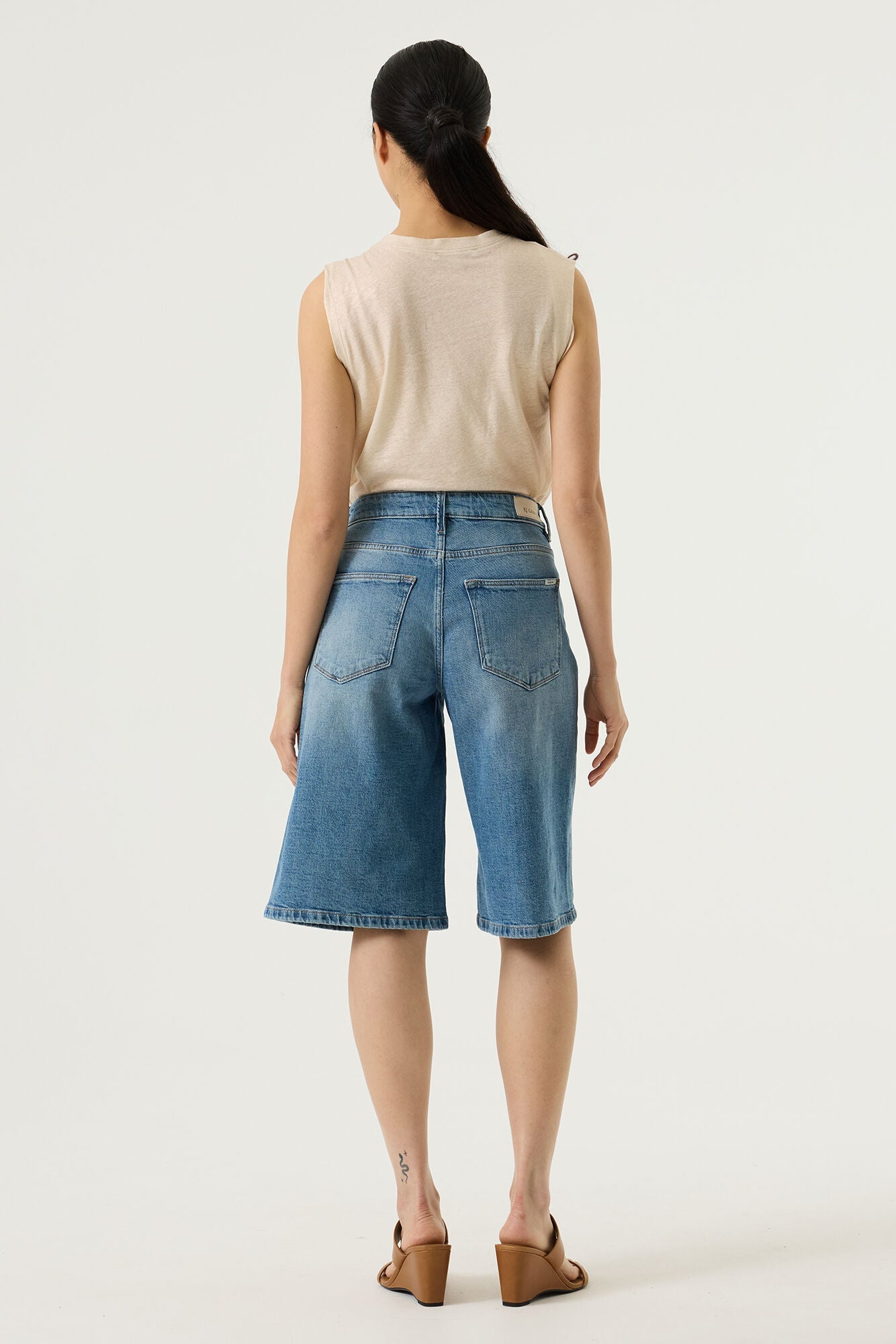 Bermuda denim pour femme par Garcia | P260346 Délavage Moyen | Boutique Vvög, vêtements mode pour homme et femme