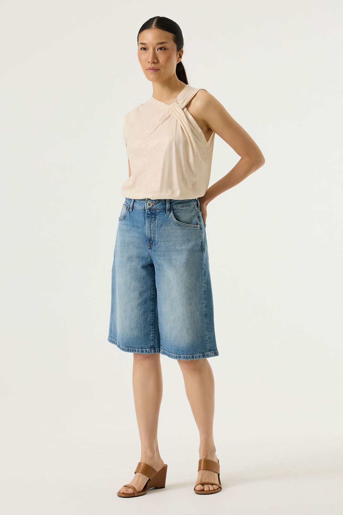 Bermuda denim pour femme par Garcia | P260346 Délavage Moyen | Boutique Vvög, vêtements mode pour homme et femme
