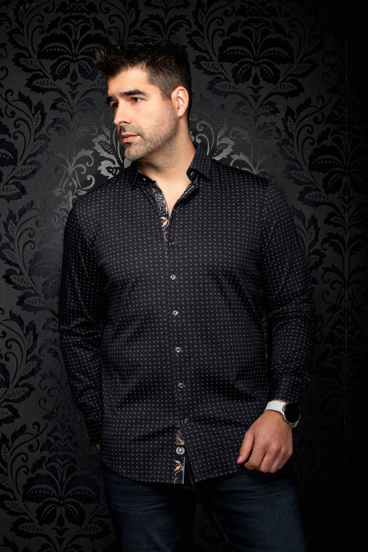 Chemise boutonnée noire à motif géométrique, vue avant avec ourlet courbé et patte contrastante pour homme par Au Noir