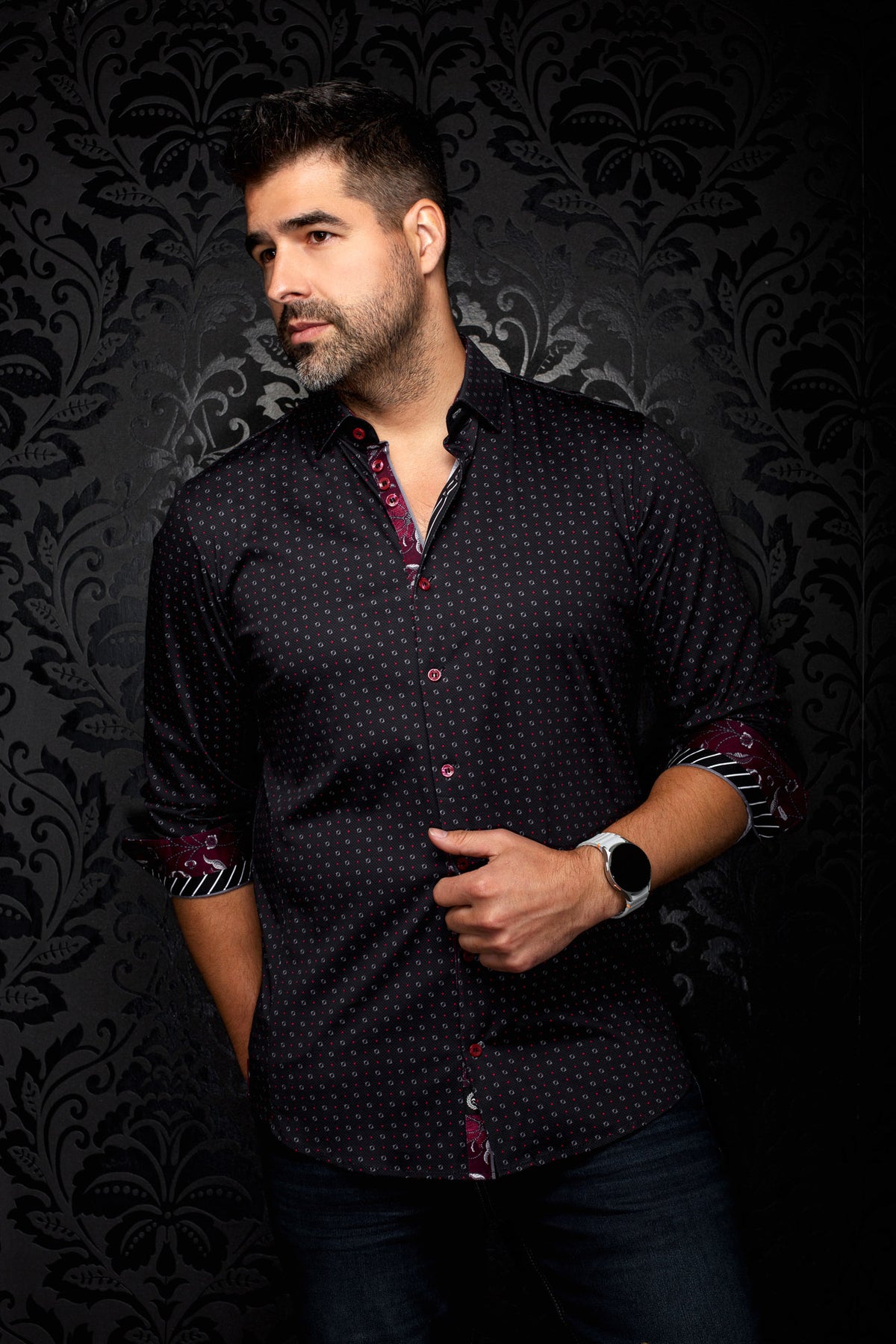 Chemise noire imprimée avec poignets roulés et revers bourgogne pour homme par Au Noir, vue en angle