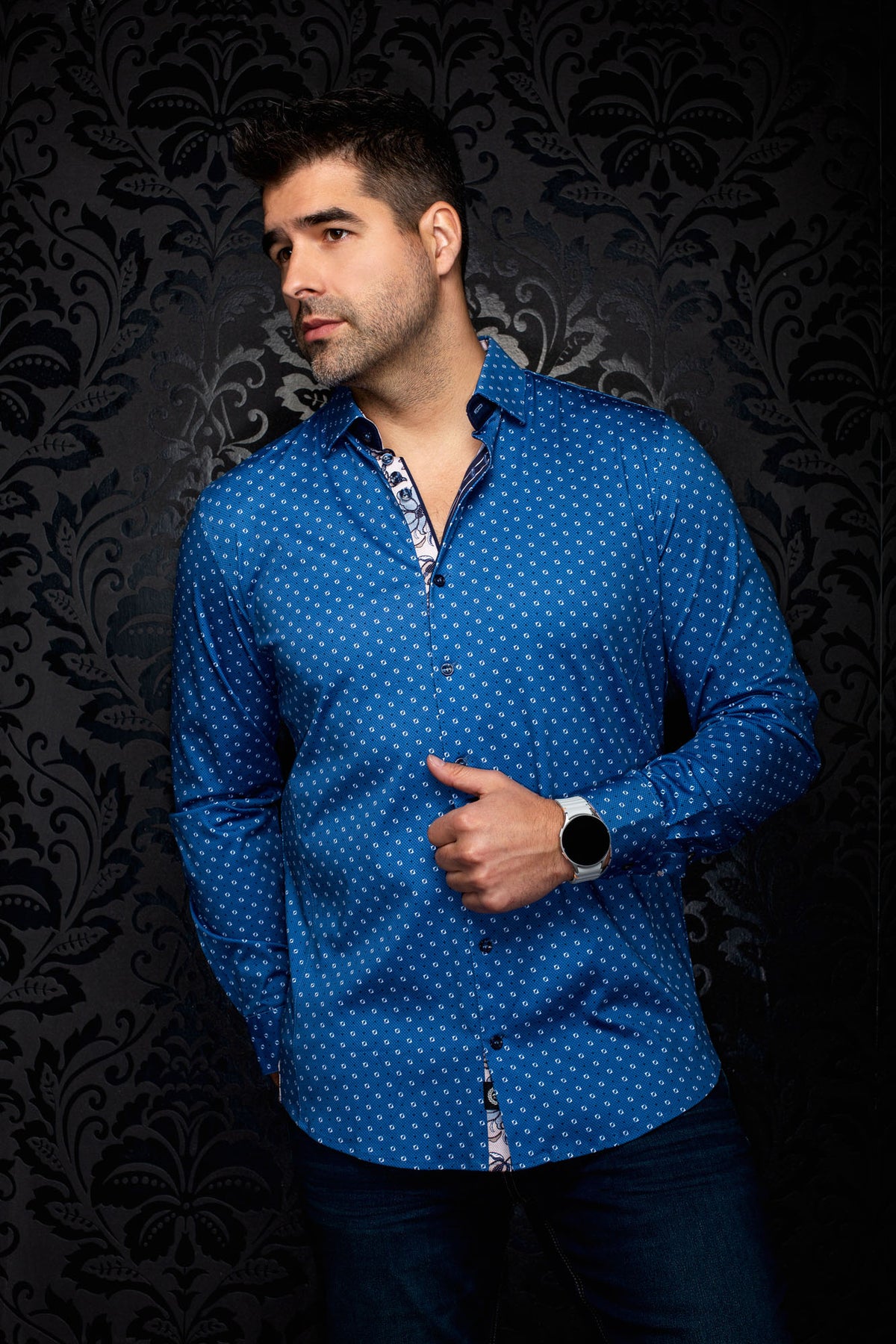 Chemise bleue à motifs vue de face avec boutons foncés, manches longues et col ouvert pour homme par Au Noir
