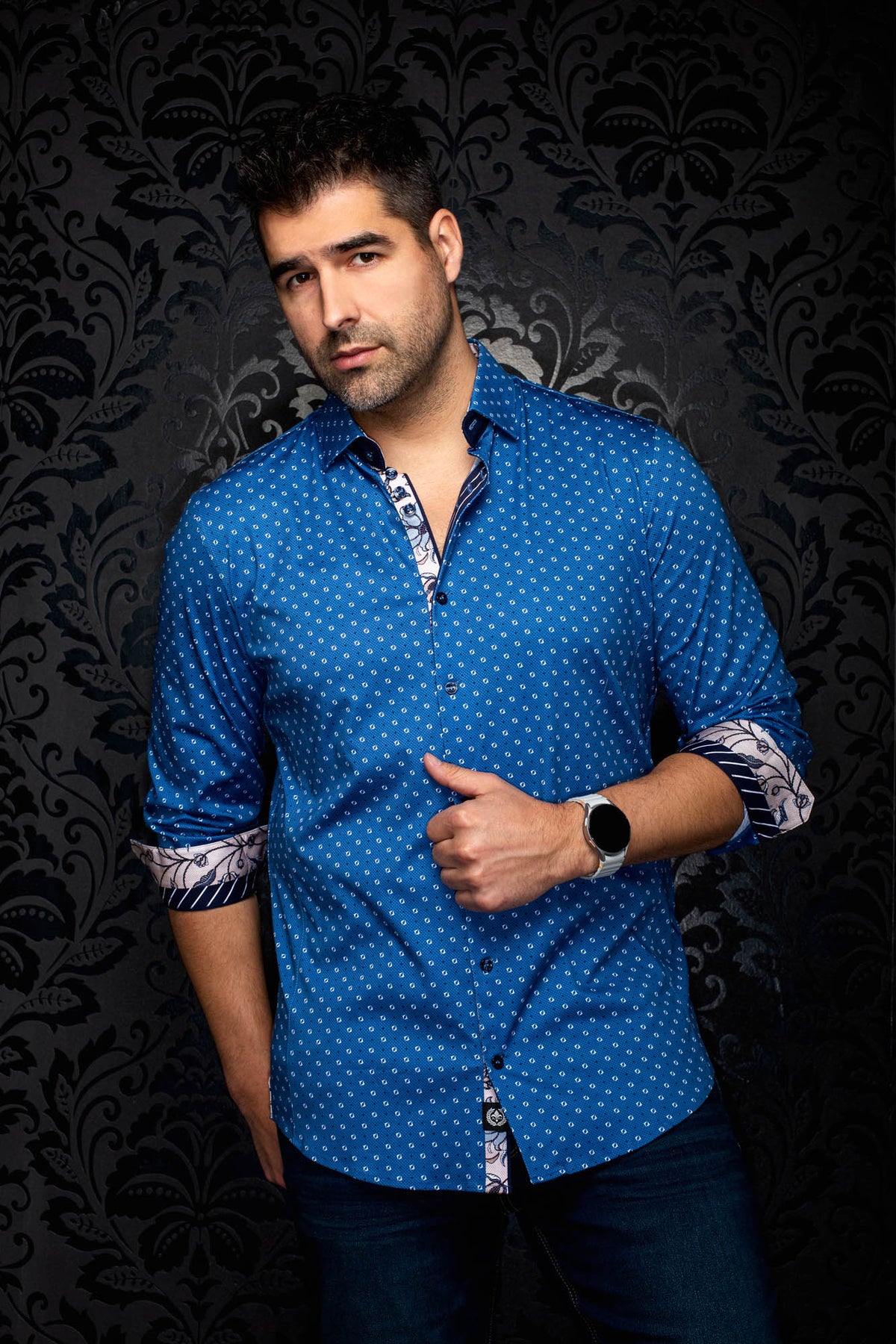 Chemise bleue à petits motifs blancs, vue de face avec revers contrastés et manches roulées pour homme par Au Noir