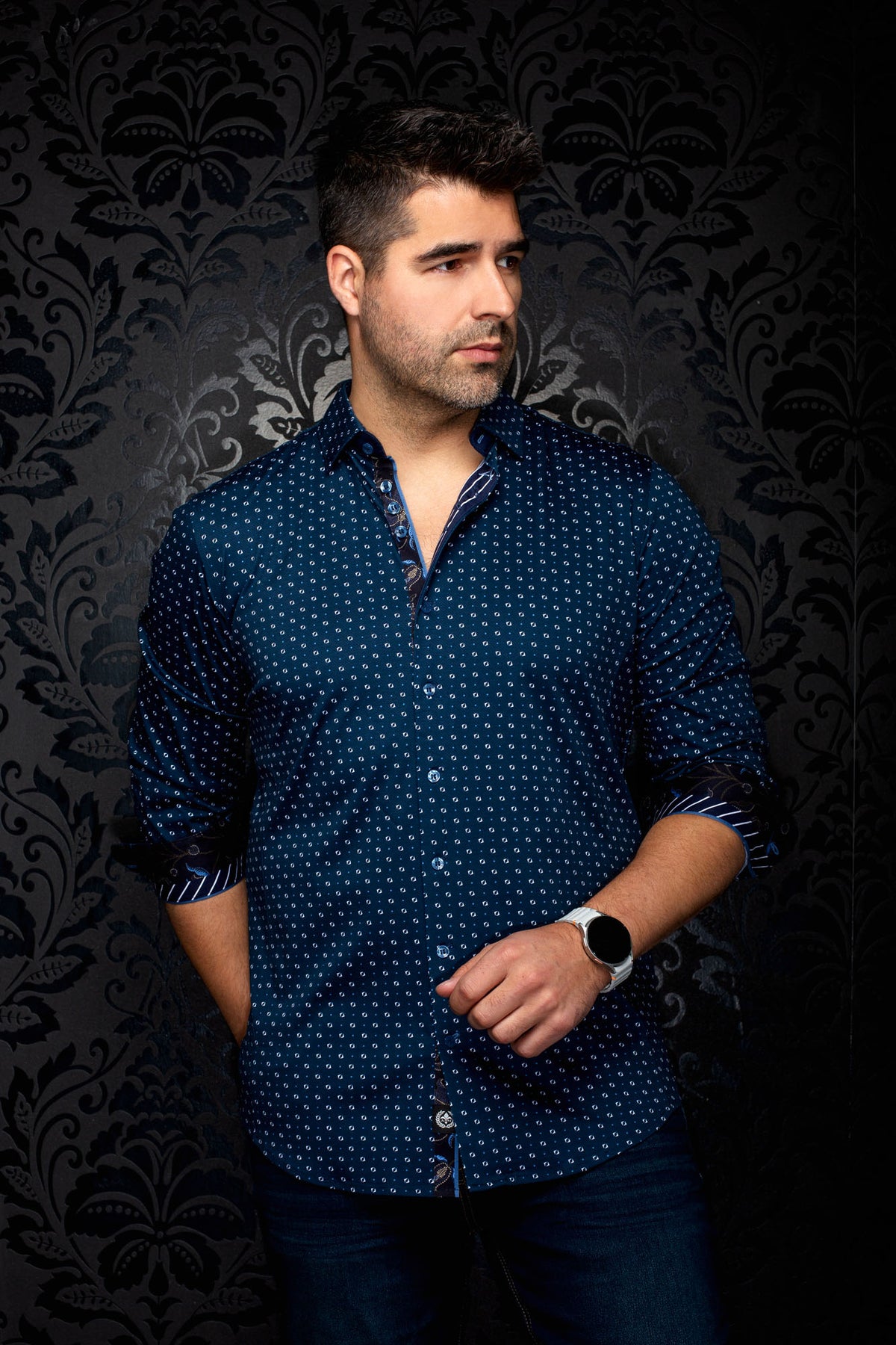 Chemise boutonnée bleu marine à imprimé géométrique avec poignets contrastants roulés pour homme par Au Noir, vue avant