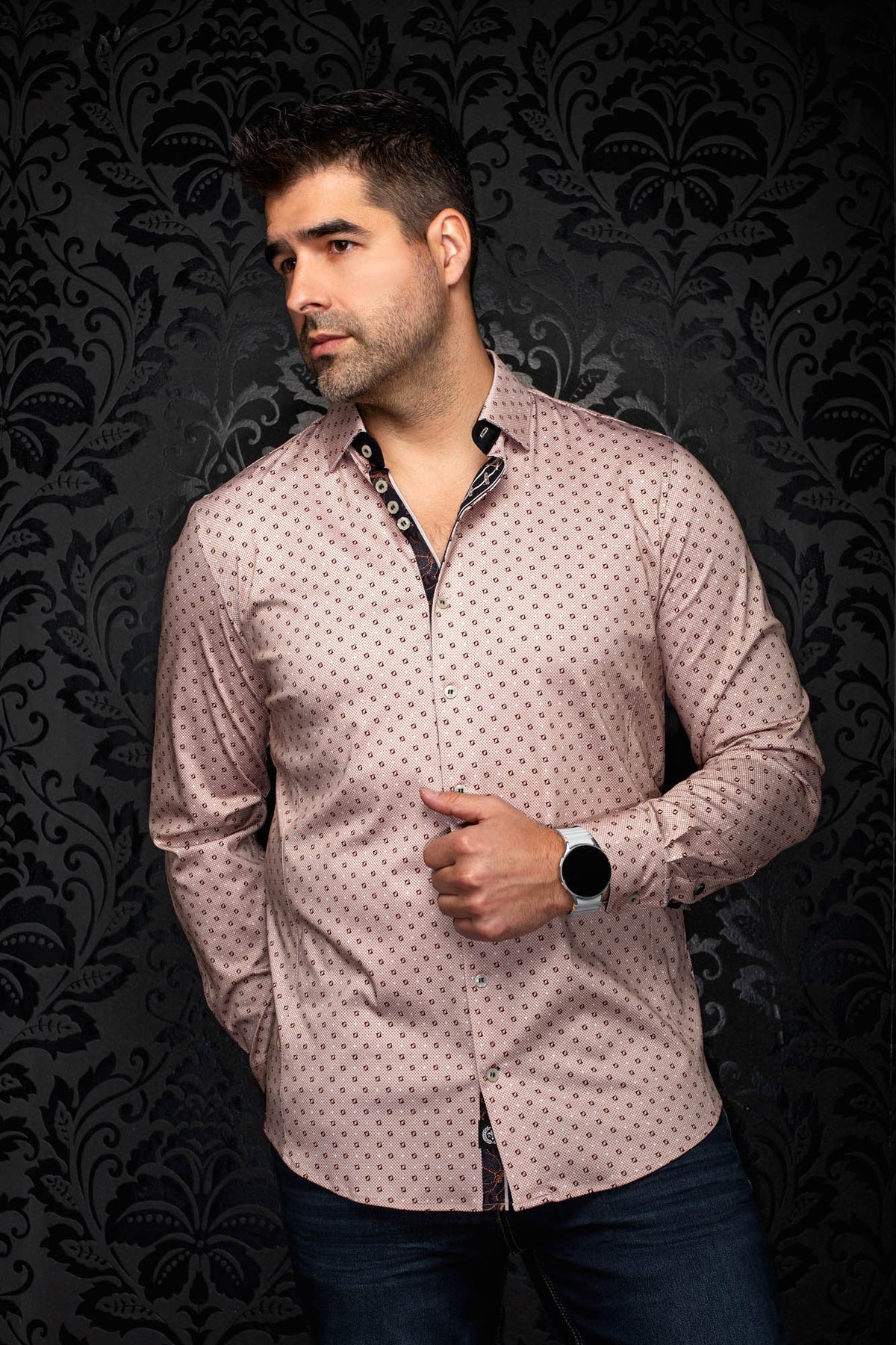 Vue avant d’une chemise rose à motif géométrique avec patte intérieure noire contrastante pour homme par Au Noir