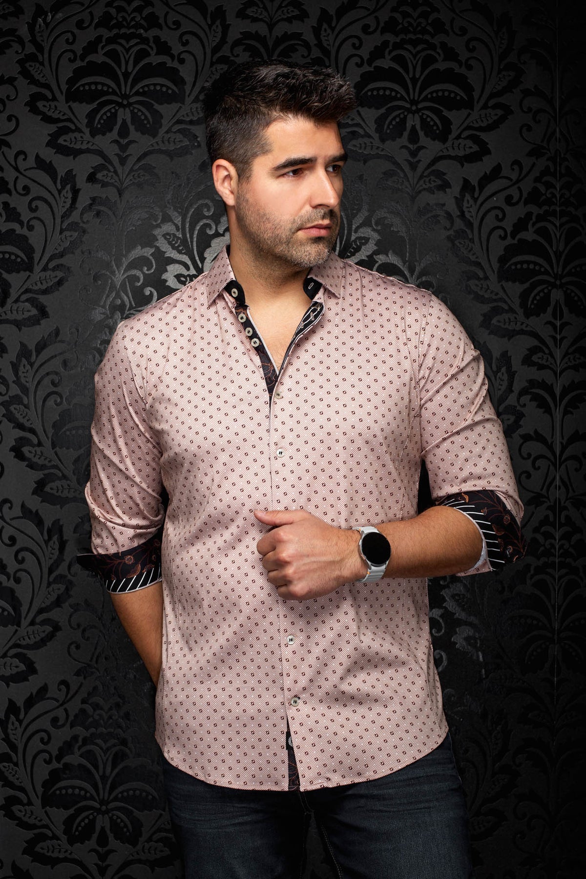 Chemise rose à motif géométrique avec revers noirs roulés pour homme par Au Noir, vue avant en angle
