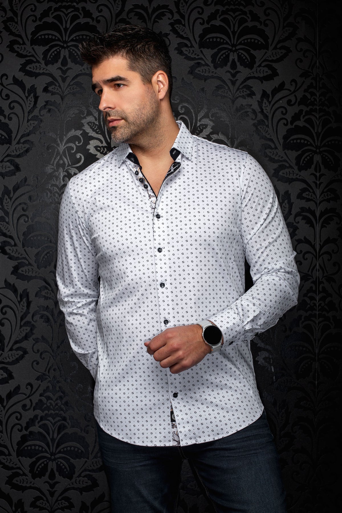 Vue de face d’une chemise blanche imprimée à boutons noirs et petit motif géométrique pour homme par Au Noir