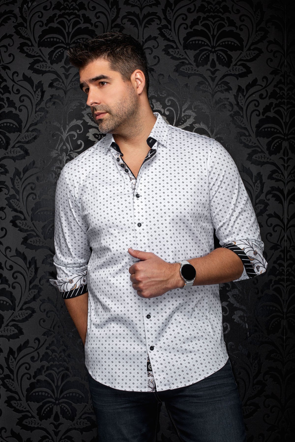 Chemise blanche à motif géométrique et poignets contrastants roulés pour homme par Au Noir, vue avant en angle