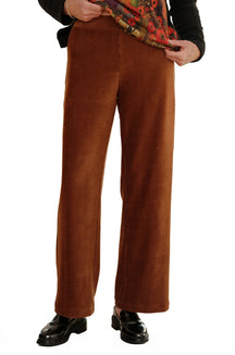 Pantalon jambe large brun rouille en velours côtelé pour femme par Rien ne se perd, tout se crée, vue de face