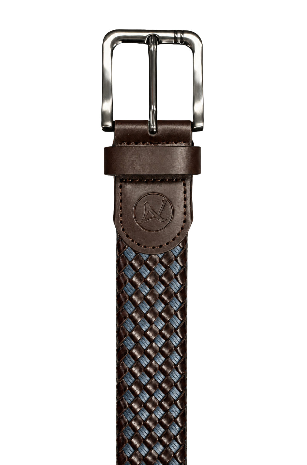 Gros plan de ceinture tressée brune et bleue avec patte embossée et boucle argentée pour homme par Au Noir