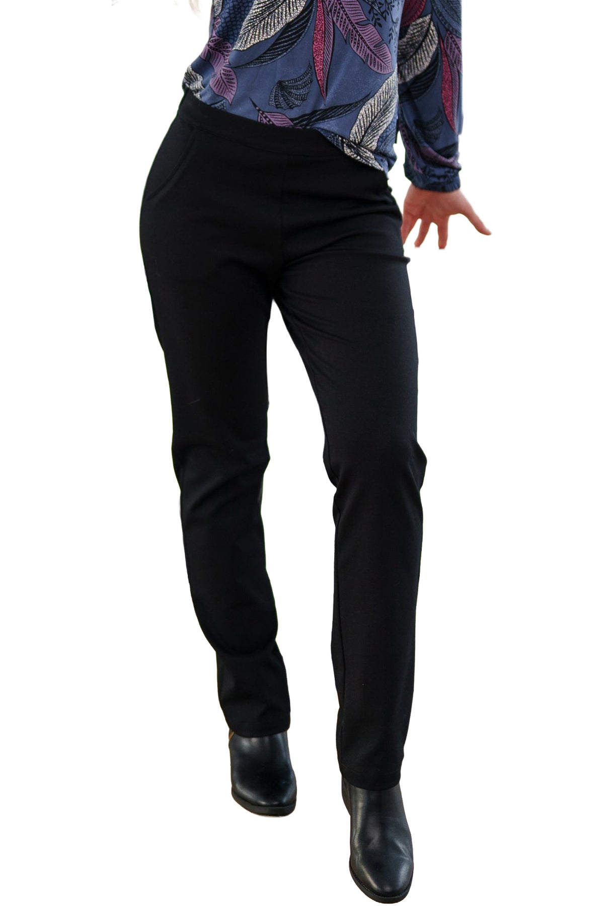 Pantalon noir à jambe droite avec taille lisse pour femme par Rien ne se perd, tout se crée, vue de face