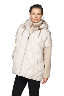 Veste matelassée ivoire à capuchon, cordons taupe et poches avant pour femme par Ilse Jacobsen, vue avant sur mannequin