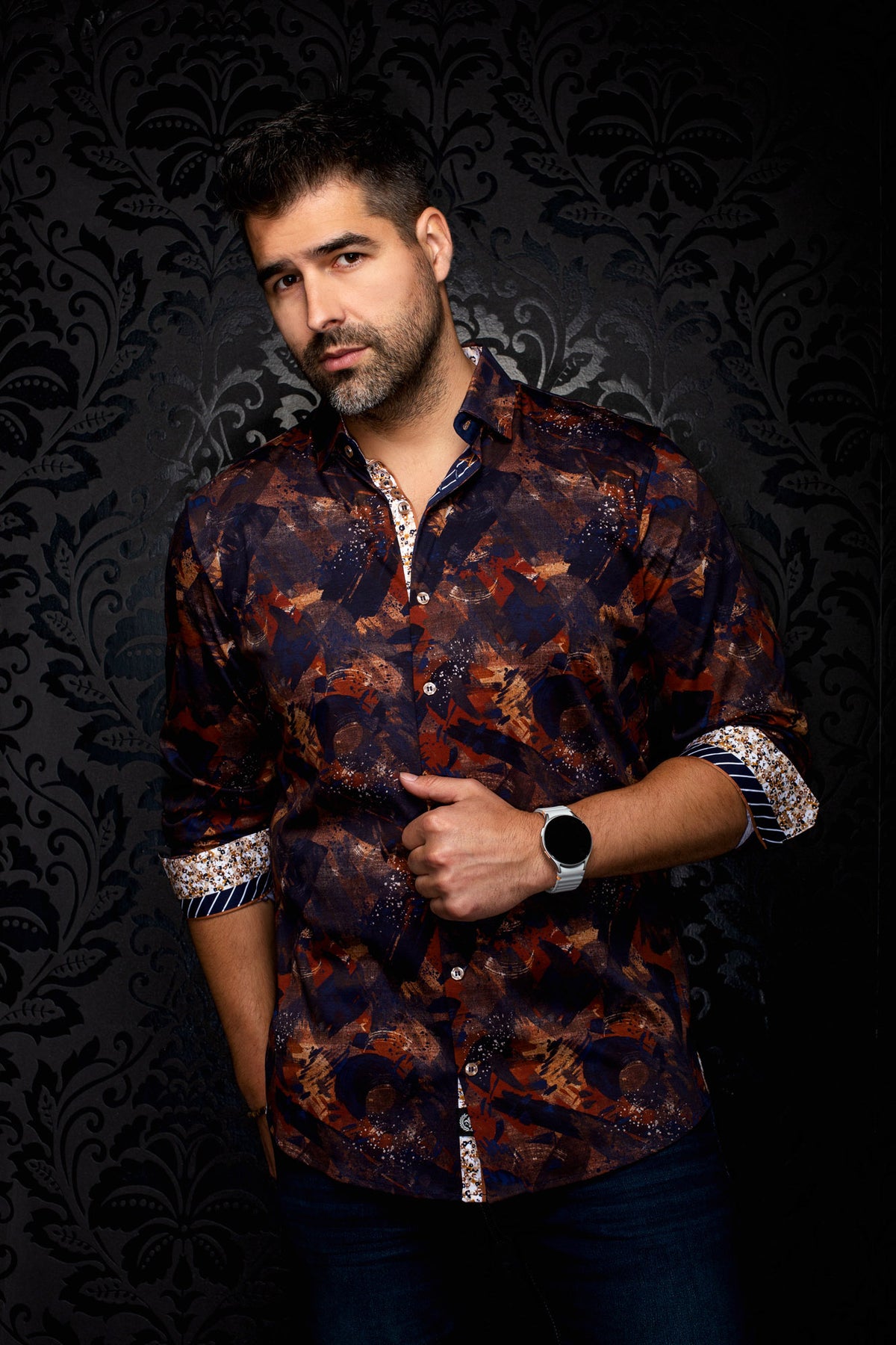 Chemise abstraite bleu marine avec manches roulées et poignets à motif pour homme par Au Noir, vue avant en angle