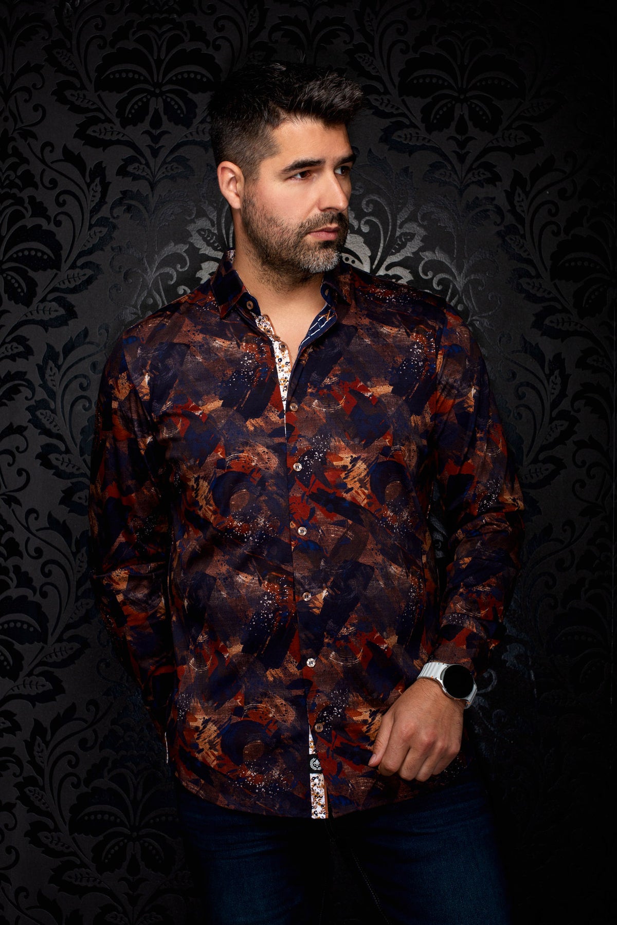 Vue de face d’une chemise bleu marine à motif abstrait rouille et patte contrastante pour homme par Au Noir