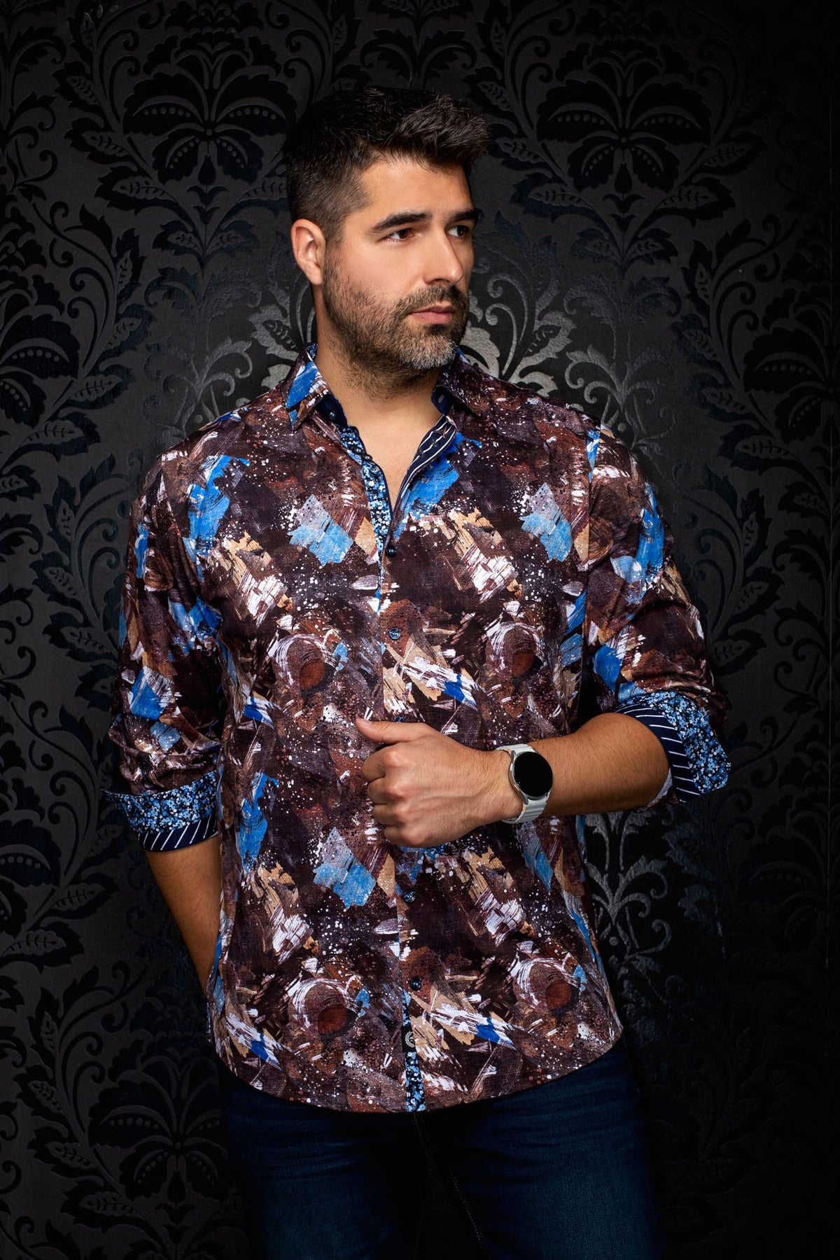 Sur mannequin de face, la chemise boutonnée brune à imprimé abstrait, accents bleus pour homme par Au Noir