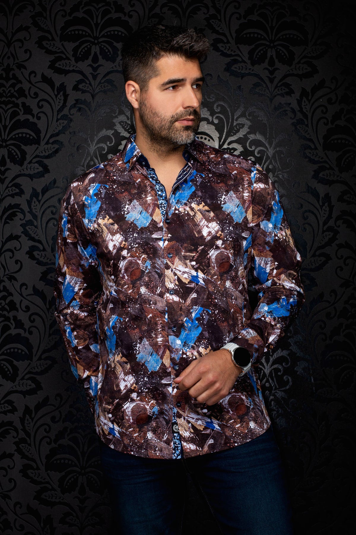 Chemise boutonnée brune à imprimé abstrait, accents bleus et boutons foncés pour homme par Au Noir, vue de face