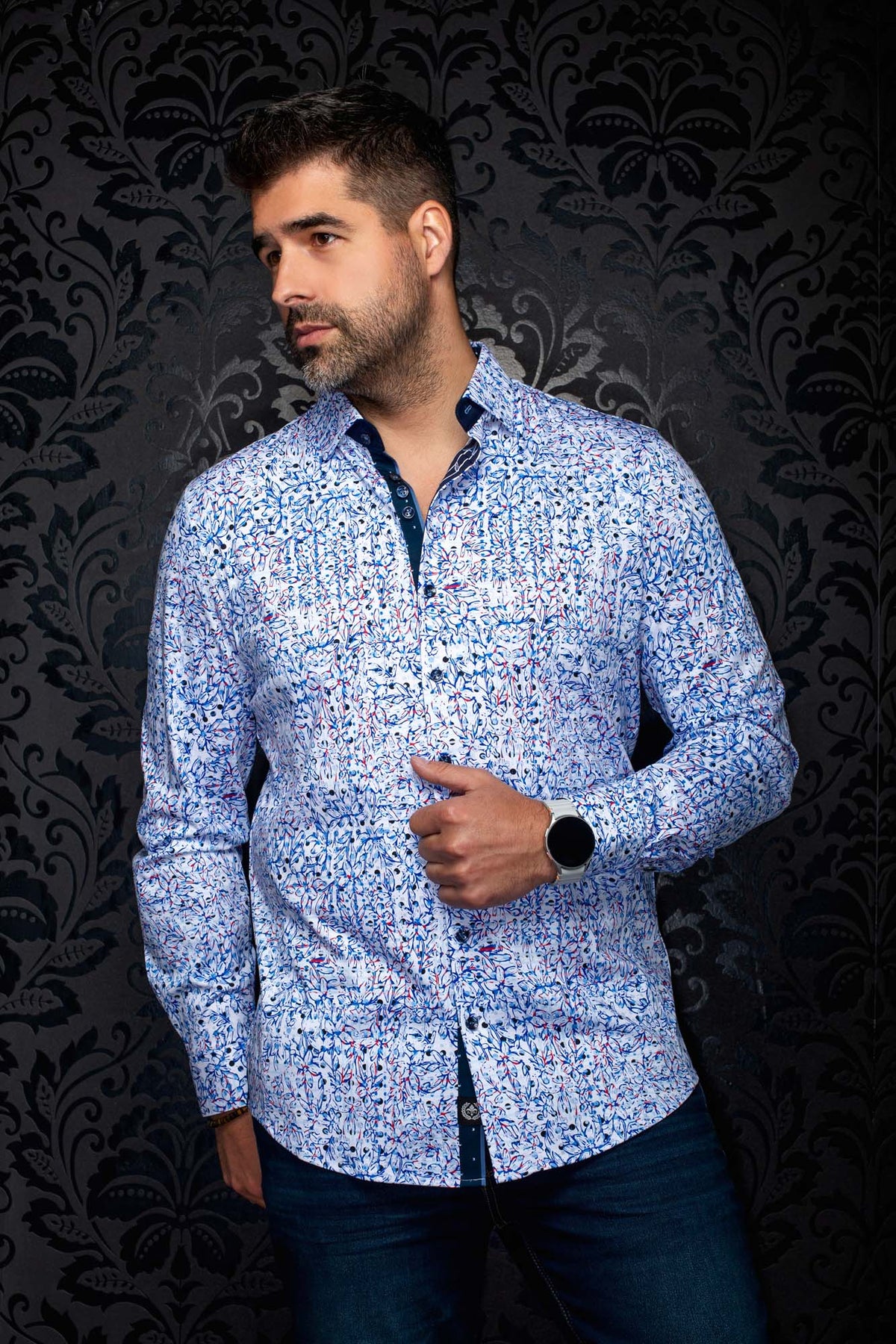 Vue de face d’une chemise blanche florale à motif bleu et rouge avec garniture marine pour homme par Au Noir