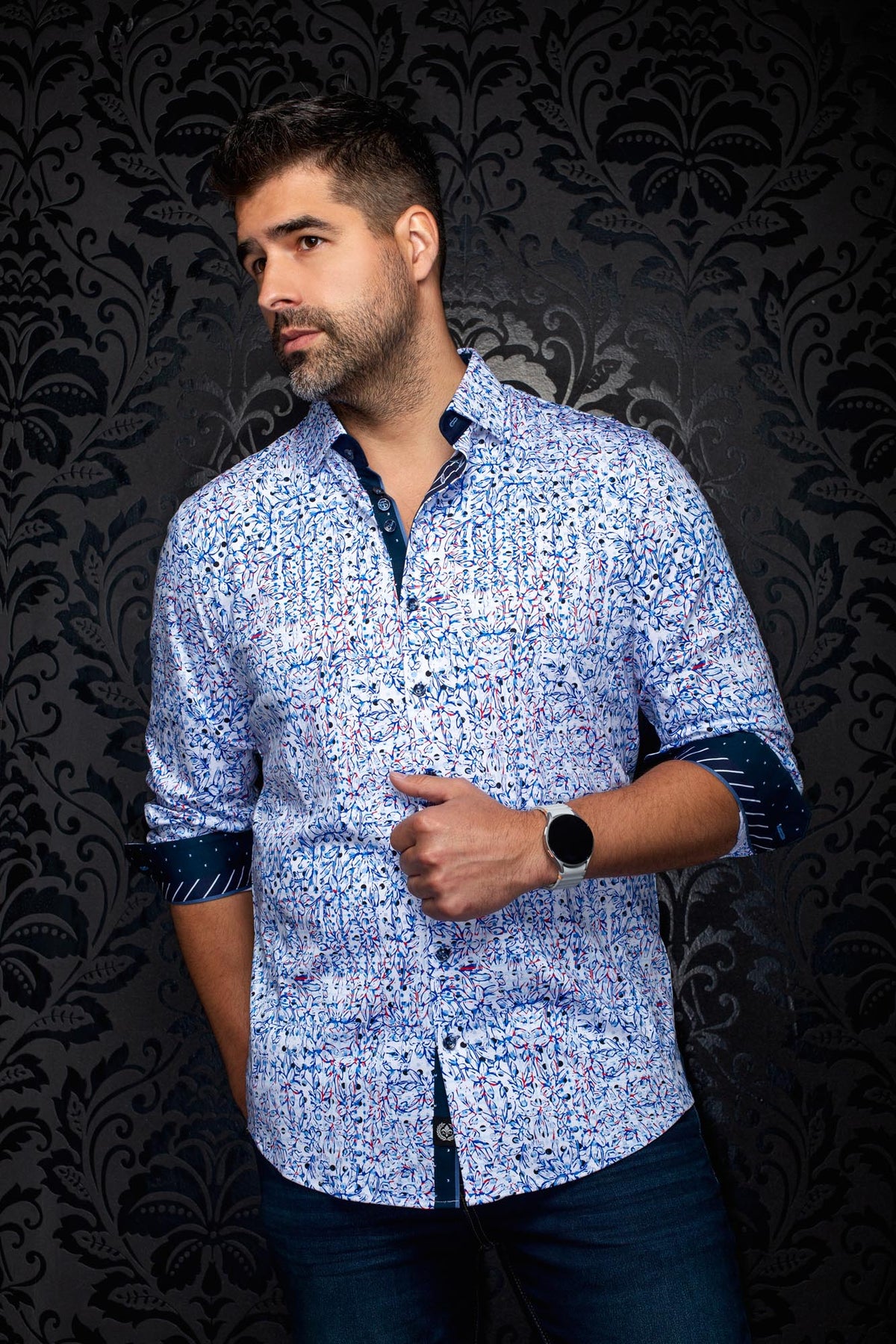 Chemise blanche florale à motif bleu et rouge avec poignets marine roulés pour homme par Au Noir, vue en angle