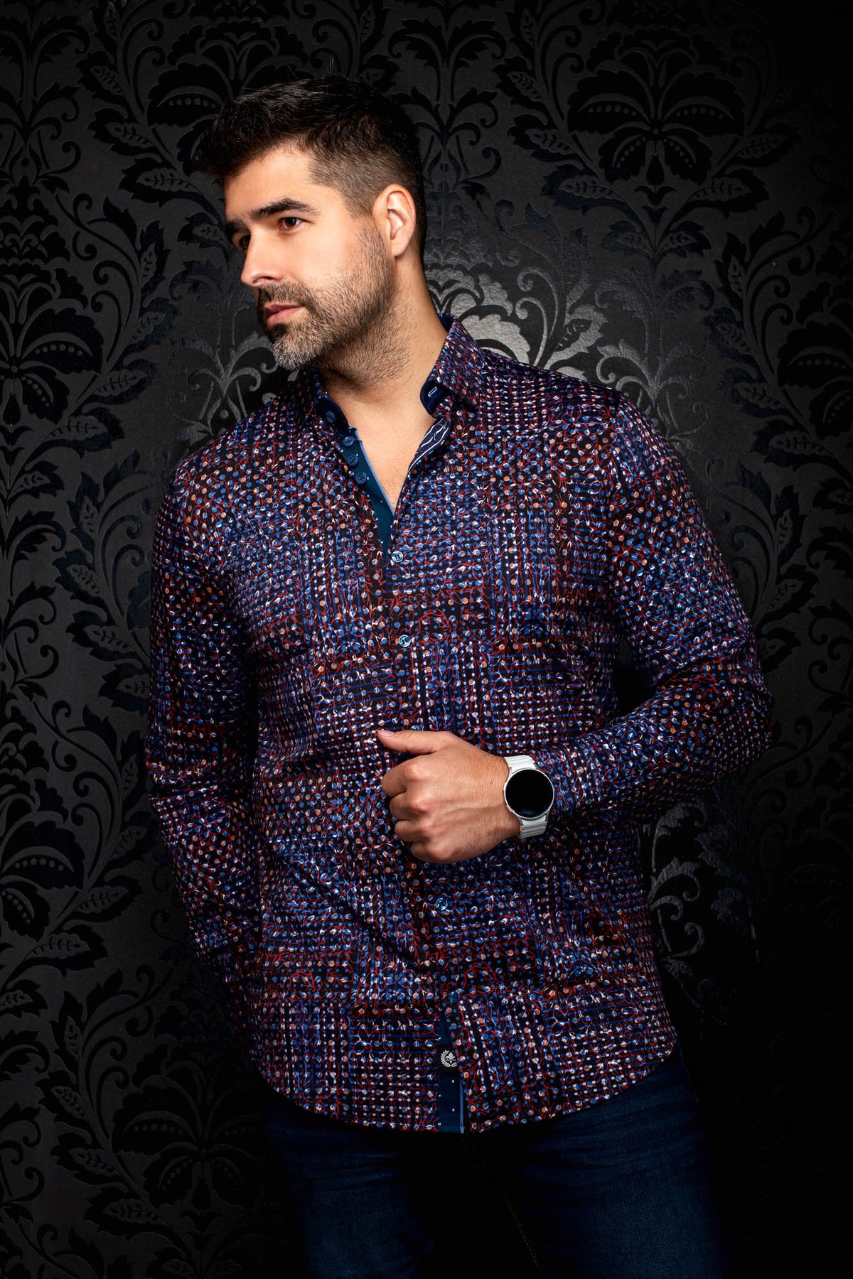 Chemise boutonnée bleu marine à motif rouge, bleu et blanc pour homme par Au Noir, vue en angle
