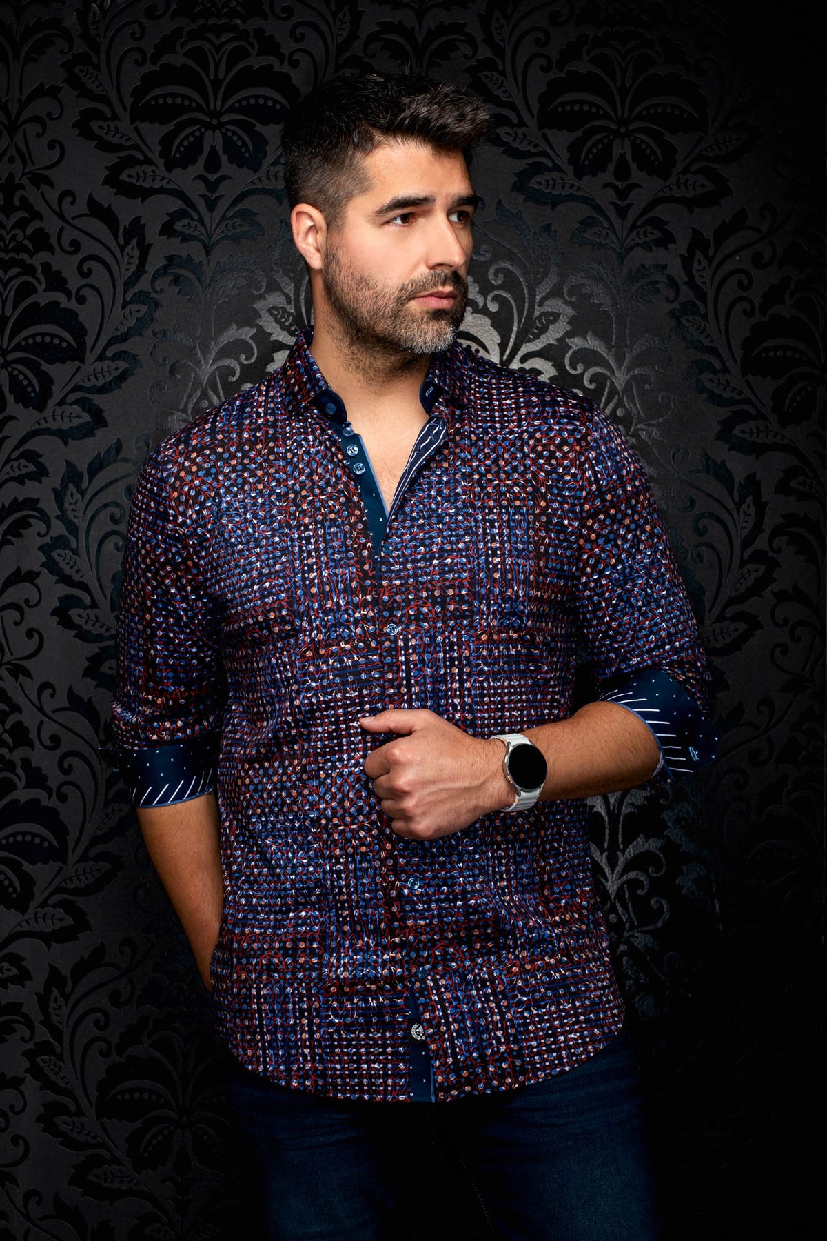 Chemise boutonnée marine à motif rouge et bleu, poignets contrastants roulés pour homme par Au Noir, vue de face