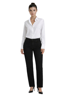 Jean droit noir à jambe droite avec taille à passants pour femme par Carreli Jeans, vue de face